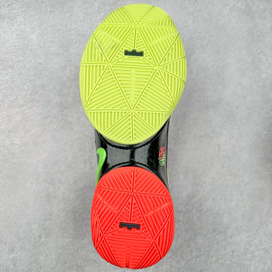 图片[9]-NK LeBron XXII 詹姆斯22代签名实战篮球鞋 FZ1095-102 采用全新中足鞋鞍翼结构，作为护栏保护的同时提供自然的控制感和稳定性，令下一代运动员能够自信锁定、起跳并突破极限。该鞋款中底还采用了Cushlon 2.0泡绵，以提升每一步的舒适感受，同时后掌与前掌的Air Zoom技术确保强劲的推进力和柔软的落地感。低帮设计助力运动员保持场地感，在维持控制的同时能够毫无拘束地移动。外底，包括抓地区域，专为支持关键动作而设计，例如勒布朗的试探步、反向转身、起跳和后撤步。LeBron XXII融合了性能与奢华，采用优质材料、高性能结构和精致细节，旨在满足从硬木球场到好莱坞聚光灯下多种场地与场景的需求。勒布朗的个人风格贯穿整双鞋款，从受其设计影响获得启发的大胆、颠覆性配色，到融入后跟的个人签名，赋予鞋款独特又极具个人特色的质感。尺码：40 40.5 41 42 42.5 43 44 44.5 45 46-选品中心