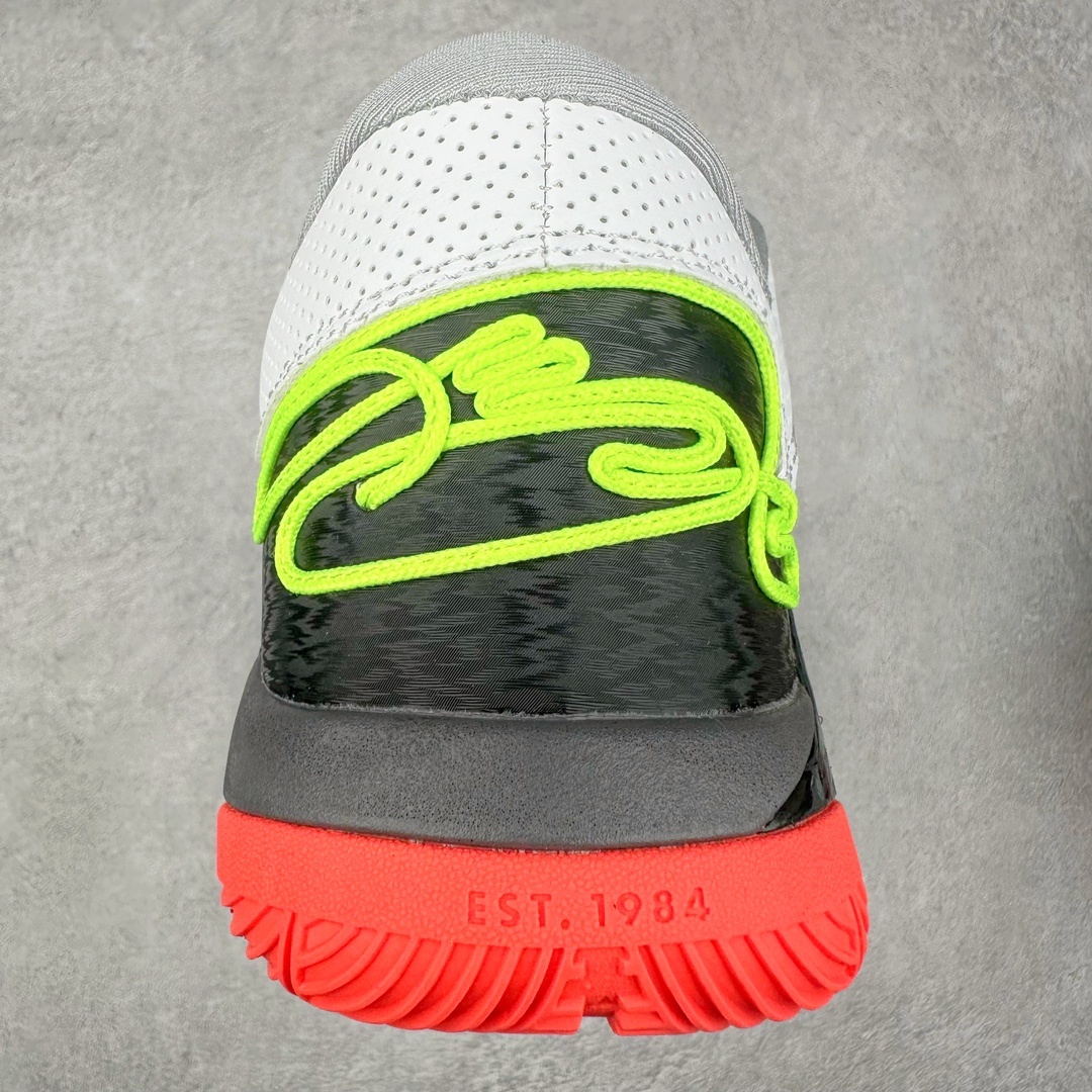 图片[8]-NK LeBron XXII 詹姆斯22代签名实战篮球鞋 FZ1095-102 采用全新中足鞋鞍翼结构，作为护栏保护的同时提供自然的控制感和稳定性，令下一代运动员能够自信锁定、起跳并突破极限。该鞋款中底还采用了Cushlon 2.0泡绵，以提升每一步的舒适感受，同时后掌与前掌的Air Zoom技术确保强劲的推进力和柔软的落地感。低帮设计助力运动员保持场地感，在维持控制的同时能够毫无拘束地移动。外底，包括抓地区域，专为支持关键动作而设计，例如勒布朗的试探步、反向转身、起跳和后撤步。LeBron XXII融合了性能与奢华，采用优质材料、高性能结构和精致细节，旨在满足从硬木球场到好莱坞聚光灯下多种场地与场景的需求。勒布朗的个人风格贯穿整双鞋款，从受其设计影响获得启发的大胆、颠覆性配色，到融入后跟的个人签名，赋予鞋款独特又极具个人特色的质感。尺码：40 40.5 41 42 42.5 43 44 44.5 45 46-选品中心