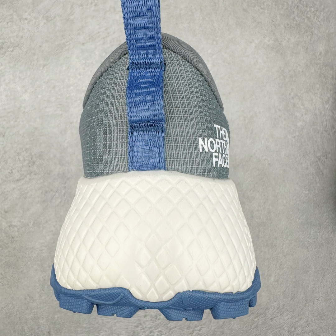 图片[8]-THE NORTH FACE 北面防滑耐磨防水低帮户外功能鞋 有许多相当专业的户外爱好者 非常关心像是越野跑、专业登山鞋等一系列的户外鞋款开箱 本次介绍比较不一样的休闲机能鞋 带来登山朋友爱用的户外品牌北面The North Face的休闲系列徒步鞋款介绍，希望能提供大家于生活与轻旅行的不同选择。不少户外运动爱好者喜欢的专业登山品牌（北面）The North Face自1966年创立，由两位热爱登山徒步的年轻登山者于美西旧金山开创，不断透过研发与创新，并且将最先进的技术结合在服装与鞋款设计，生产多种外型帅气且专业能力非常强的户外服饰，备受欢迎。户外版有许多相当专业的户外爱好者，非常关心像是越野跑、专业登山鞋等一系列的户外鞋款开箱，本次介绍比较不一样的休闲机能鞋，带来登山朋友爱用的户外品牌北面The North Face的休闲系列徒步鞋款介绍，希望能提供大家于生活与轻旅行的不同选择。此鞋并非归类在专业登山鞋家族中，而是以高性价比、适合日常训练作为主推卖点，对登山初学的朋友来说，这双鞋耐磨与耐穿程度更是入手的绝佳理由，但是对进阶登山者而言，此鞋可能无法战胜难度更高的徒步登山路线。脚感与登山靴的稳健非常不一样，也不是越野跑鞋的野性、更非慢跑鞋的敏捷，个人觉得此鞋足感非常独特，XtraFoam中底的泡沫材质非常柔软，即使没有鞋带系统辅助，但是EXTS外底抓地系统底纹够深，每一步都十分平稳。尺码：39 40 40.5 41 42 42.5 43 44 44.5 45-选品中心