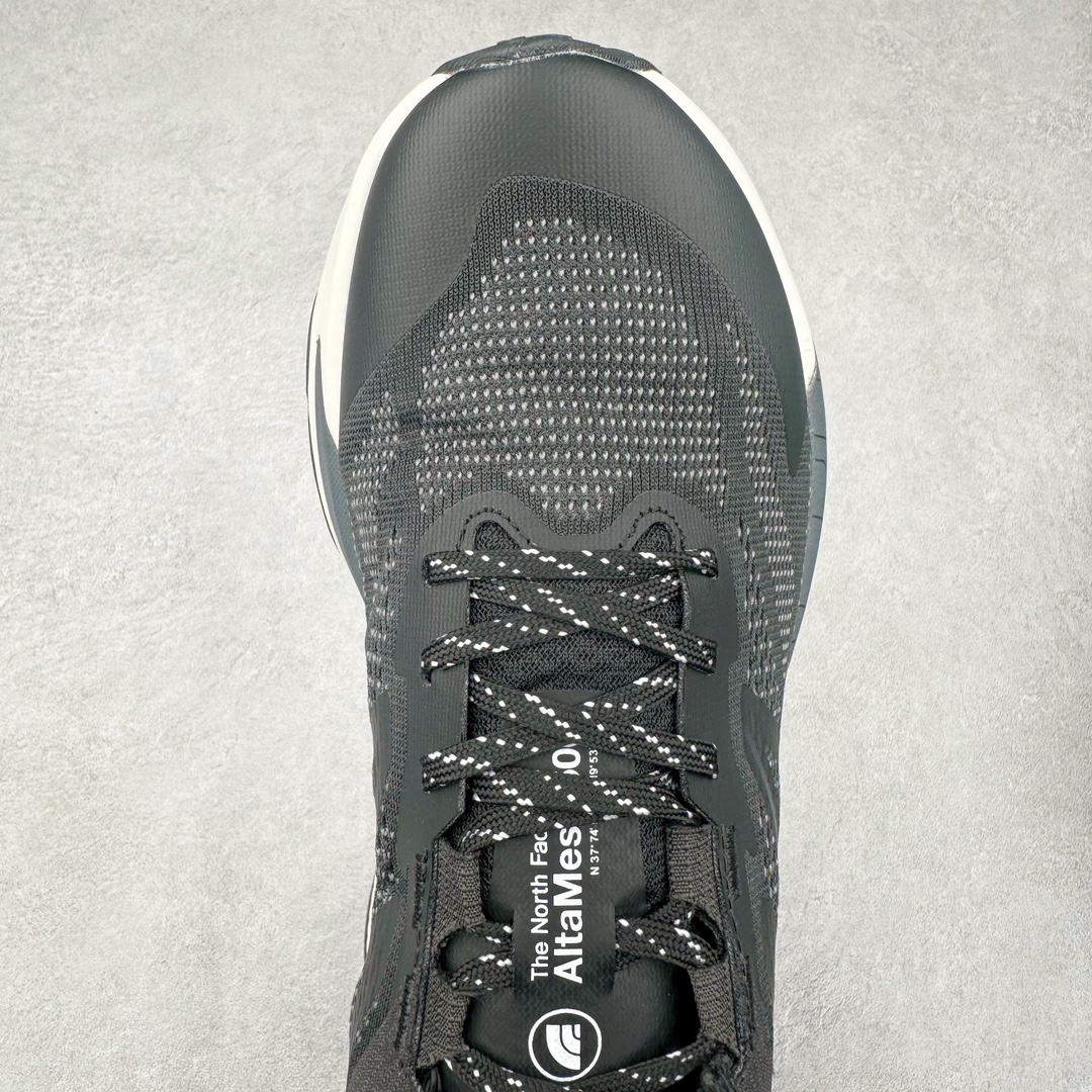 图片[4]-THE NORTH FACE 北面防滑耐磨防水低帮户外功能鞋 有许多相当专业的户外爱好者 非常关心像是越野跑、专业登山鞋等一系列的户外鞋款开箱 本次介绍比较不一样的休闲机能鞋 带来登山朋友爱用的户外品牌北面The North Face的休闲系列徒步鞋款介绍，希望能提供大家于生活与轻旅行的不同选择。不少户外运动爱好者喜欢的专业登山品牌（北面）The North Face自1966年创立，由两位热爱登山徒步的年轻登山者于美西旧金山开创，不断透过研发与创新，并且将最先进的技术结合在服装与鞋款设计，生产多种外型帅气且专业能力非常强的户外服饰，备受欢迎。户外版有许多相当专业的户外爱好者，非常关心像是越野跑、专业登山鞋等一系列的户外鞋款开箱，本次介绍比较不一样的休闲机能鞋，带来登山朋友爱用的户外品牌北面The North Face的休闲系列徒步鞋款介绍，希望能提供大家于生活与轻旅行的不同选择。此鞋并非归类在专业登山鞋家族中，而是以高性价比、适合日常训练作为主推卖点，对登山初学的朋友来说，这双鞋耐磨与耐穿程度更是入手的绝佳理由，但是对进阶登山者而言，此鞋可能无法战胜难度更高的徒步登山路线。脚感与登山靴的稳健非常不一样，也不是越野跑鞋的野性、更非慢跑鞋的敏捷，个人觉得此鞋足感非常独特，XtraFoam中底的泡沫材质非常柔软，即使没有鞋带系统辅助，但是EXTS外底抓地系统底纹够深，每一步都十分平稳。尺码：39 40 40.5 41 42 42.5 43 44 44.5 45-选品中心