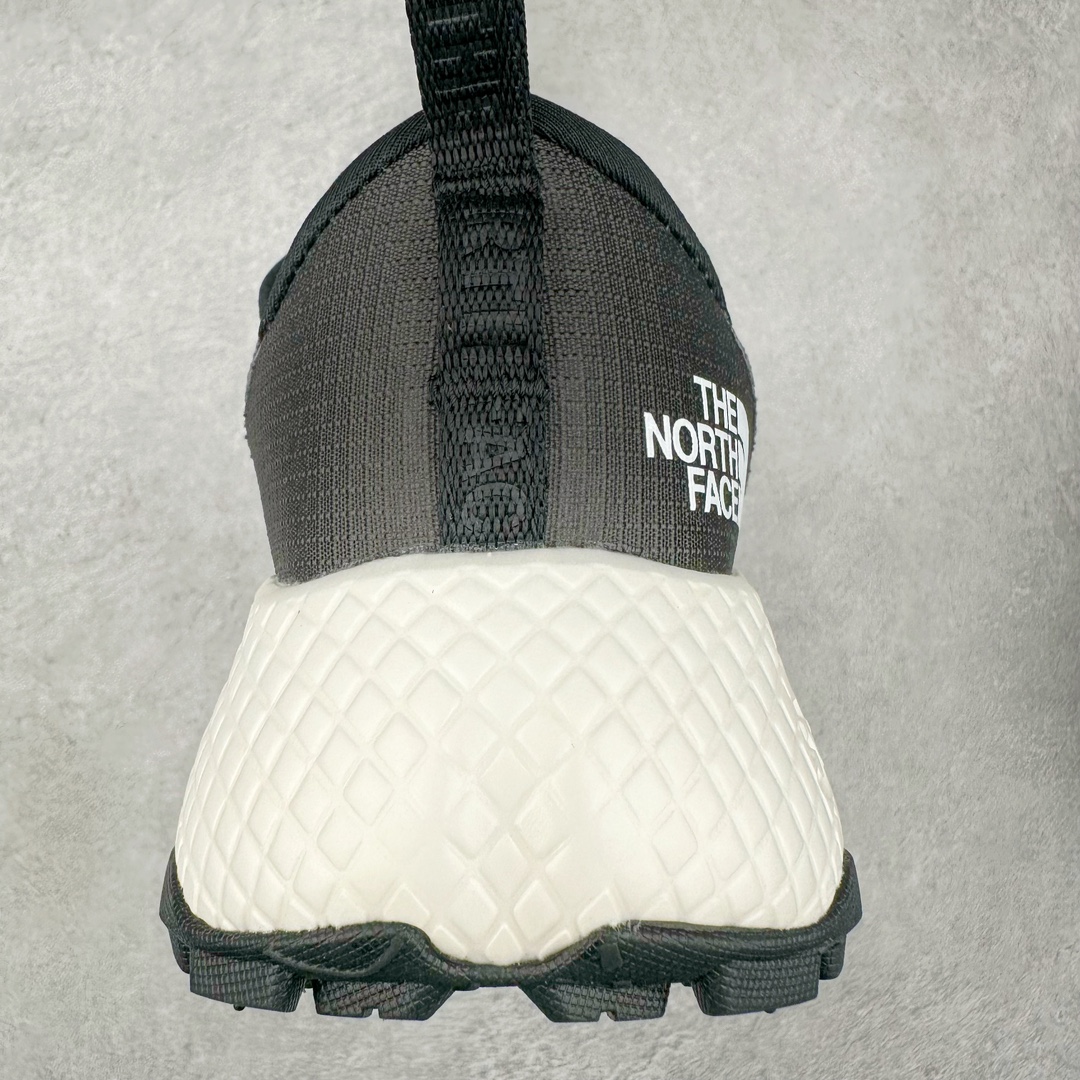 图片[8]-THE NORTH FACE 北面防滑耐磨防水低帮户外功能鞋 有许多相当专业的户外爱好者 非常关心像是越野跑、专业登山鞋等一系列的户外鞋款开箱 本次介绍比较不一样的休闲机能鞋 带来登山朋友爱用的户外品牌北面The North Face的休闲系列徒步鞋款介绍，希望能提供大家于生活与轻旅行的不同选择。不少户外运动爱好者喜欢的专业登山品牌（北面）The North Face自1966年创立，由两位热爱登山徒步的年轻登山者于美西旧金山开创，不断透过研发与创新，并且将最先进的技术结合在服装与鞋款设计，生产多种外型帅气且专业能力非常强的户外服饰，备受欢迎。户外版有许多相当专业的户外爱好者，非常关心像是越野跑、专业登山鞋等一系列的户外鞋款开箱，本次介绍比较不一样的休闲机能鞋，带来登山朋友爱用的户外品牌北面The North Face的休闲系列徒步鞋款介绍，希望能提供大家于生活与轻旅行的不同选择。此鞋并非归类在专业登山鞋家族中，而是以高性价比、适合日常训练作为主推卖点，对登山初学的朋友来说，这双鞋耐磨与耐穿程度更是入手的绝佳理由，但是对进阶登山者而言，此鞋可能无法战胜难度更高的徒步登山路线。脚感与登山靴的稳健非常不一样，也不是越野跑鞋的野性、更非慢跑鞋的敏捷，个人觉得此鞋足感非常独特，XtraFoam中底的泡沫材质非常柔软，即使没有鞋带系统辅助，但是EXTS外底抓地系统底纹够深，每一步都十分平稳。尺码：39 40 40.5 41 42 42.5 43 44 44.5 45-选品中心