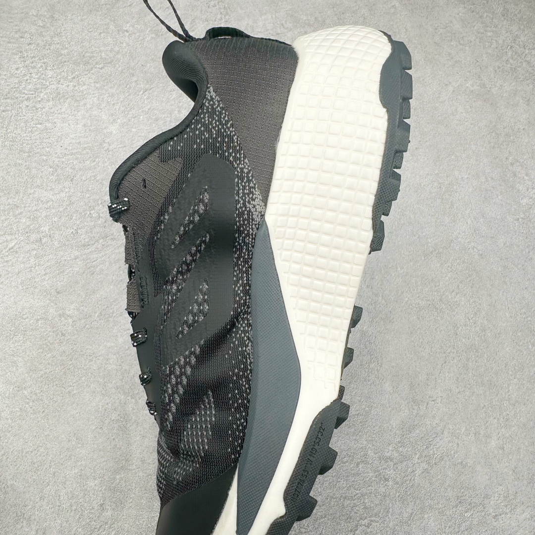 图片[7]-THE NORTH FACE 北面防滑耐磨防水低帮户外功能鞋 有许多相当专业的户外爱好者 非常关心像是越野跑、专业登山鞋等一系列的户外鞋款开箱 本次介绍比较不一样的休闲机能鞋 带来登山朋友爱用的户外品牌北面The North Face的休闲系列徒步鞋款介绍，希望能提供大家于生活与轻旅行的不同选择。不少户外运动爱好者喜欢的专业登山品牌（北面）The North Face自1966年创立，由两位热爱登山徒步的年轻登山者于美西旧金山开创，不断透过研发与创新，并且将最先进的技术结合在服装与鞋款设计，生产多种外型帅气且专业能力非常强的户外服饰，备受欢迎。户外版有许多相当专业的户外爱好者，非常关心像是越野跑、专业登山鞋等一系列的户外鞋款开箱，本次介绍比较不一样的休闲机能鞋，带来登山朋友爱用的户外品牌北面The North Face的休闲系列徒步鞋款介绍，希望能提供大家于生活与轻旅行的不同选择。此鞋并非归类在专业登山鞋家族中，而是以高性价比、适合日常训练作为主推卖点，对登山初学的朋友来说，这双鞋耐磨与耐穿程度更是入手的绝佳理由，但是对进阶登山者而言，此鞋可能无法战胜难度更高的徒步登山路线。脚感与登山靴的稳健非常不一样，也不是越野跑鞋的野性、更非慢跑鞋的敏捷，个人觉得此鞋足感非常独特，XtraFoam中底的泡沫材质非常柔软，即使没有鞋带系统辅助，但是EXTS外底抓地系统底纹够深，每一步都十分平稳。尺码：39 40 40.5 41 42 42.5 43 44 44.5 45-选品中心