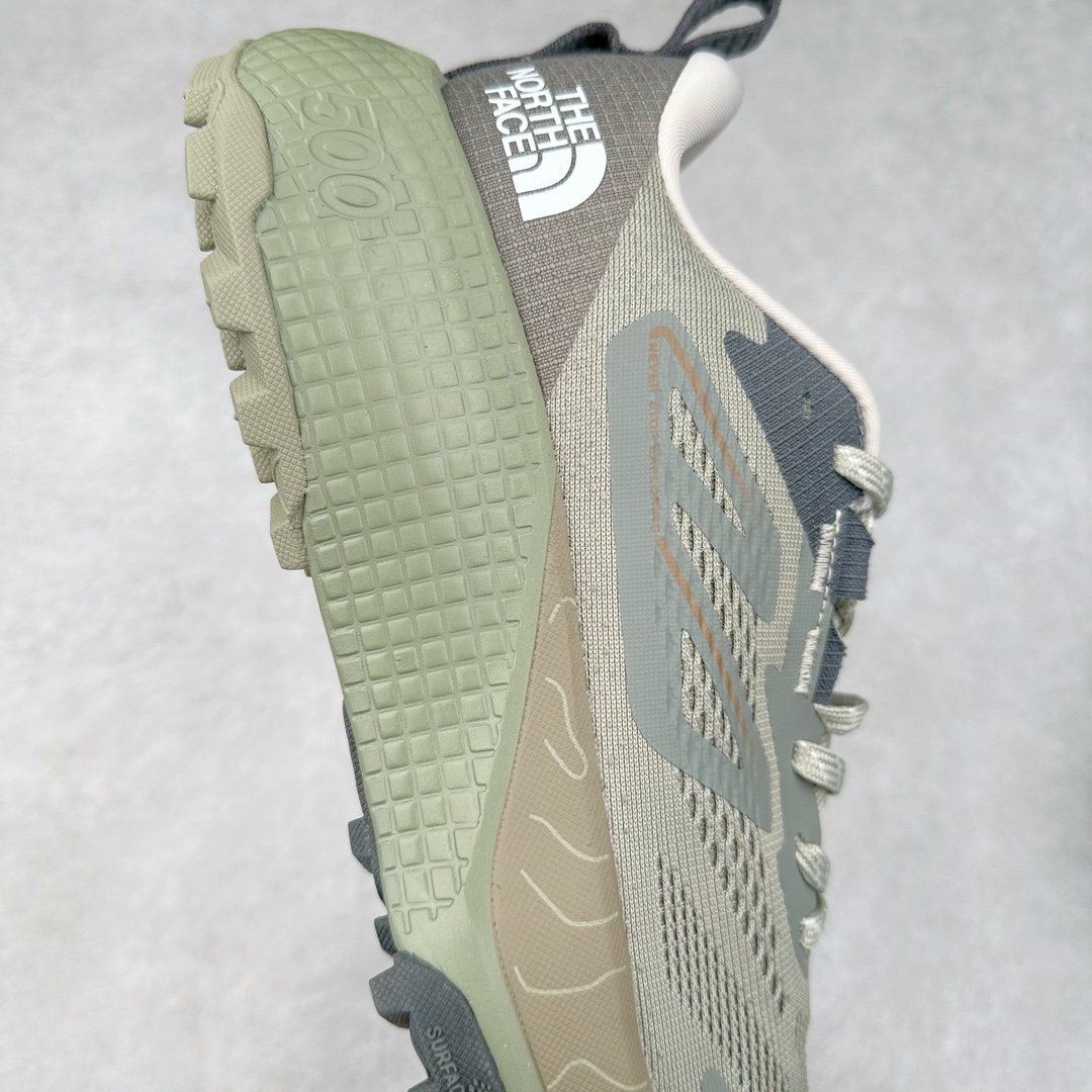 图片[6]-THE NORTH FACE 北面防滑耐磨防水低帮户外功能鞋 有许多相当专业的户外爱好者 非常关心像是越野跑、专业登山鞋等一系列的户外鞋款开箱 本次介绍比较不一样的休闲机能鞋 带来登山朋友爱用的户外品牌北面The North Face的休闲系列徒步鞋款介绍，希望能提供大家于生活与轻旅行的不同选择。不少户外运动爱好者喜欢的专业登山品牌（北面）The North Face自1966年创立，由两位热爱登山徒步的年轻登山者于美西旧金山开创，不断透过研发与创新，并且将最先进的技术结合在服装与鞋款设计，生产多种外型帅气且专业能力非常强的户外服饰，备受欢迎。户外版有许多相当专业的户外爱好者，非常关心像是越野跑、专业登山鞋等一系列的户外鞋款开箱，本次介绍比较不一样的休闲机能鞋，带来登山朋友爱用的户外品牌北面The North Face的休闲系列徒步鞋款介绍，希望能提供大家于生活与轻旅行的不同选择。此鞋并非归类在专业登山鞋家族中，而是以高性价比、适合日常训练作为主推卖点，对登山初学的朋友来说，这双鞋耐磨与耐穿程度更是入手的绝佳理由，但是对进阶登山者而言，此鞋可能无法战胜难度更高的徒步登山路线。脚感与登山靴的稳健非常不一样，也不是越野跑鞋的野性、更非慢跑鞋的敏捷，个人觉得此鞋足感非常独特，XtraFoam中底的泡沫材质非常柔软，即使没有鞋带系统辅助，但是EXTS外底抓地系统底纹够深，每一步都十分平稳。尺码：39 40 40.5 41 42 42.5 43 44 44.5 45-选品中心