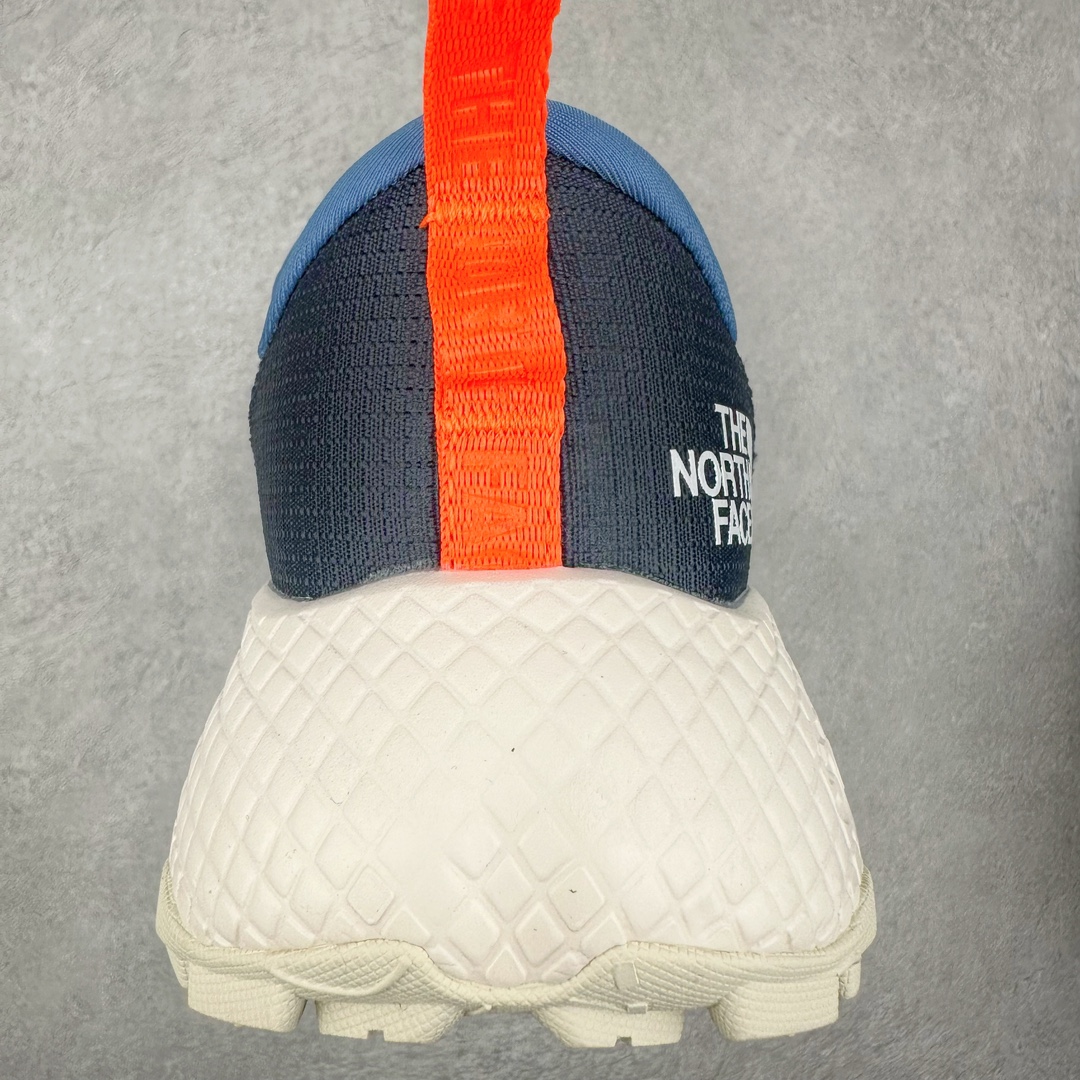 图片[8]-THE NORTH FACE 北面防滑耐磨防水低帮户外功能鞋 有许多相当专业的户外爱好者 非常关心像是越野跑、专业登山鞋等一系列的户外鞋款开箱 本次介绍比较不一样的休闲机能鞋 带来登山朋友爱用的户外品牌北面The North Face的休闲系列徒步鞋款介绍，希望能提供大家于生活与轻旅行的不同选择。不少户外运动爱好者喜欢的专业登山品牌（北面）The North Face自1966年创立，由两位热爱登山徒步的年轻登山者于美西旧金山开创，不断透过研发与创新，并且将最先进的技术结合在服装与鞋款设计，生产多种外型帅气且专业能力非常强的户外服饰，备受欢迎。户外版有许多相当专业的户外爱好者，非常关心像是越野跑、专业登山鞋等一系列的户外鞋款开箱，本次介绍比较不一样的休闲机能鞋，带来登山朋友爱用的户外品牌北面The North Face的休闲系列徒步鞋款介绍，希望能提供大家于生活与轻旅行的不同选择。此鞋并非归类在专业登山鞋家族中，而是以高性价比、适合日常训练作为主推卖点，对登山初学的朋友来说，这双鞋耐磨与耐穿程度更是入手的绝佳理由，但是对进阶登山者而言，此鞋可能无法战胜难度更高的徒步登山路线。脚感与登山靴的稳健非常不一样，也不是越野跑鞋的野性、更非慢跑鞋的敏捷，个人觉得此鞋足感非常独特，XtraFoam中底的泡沫材质非常柔软，即使没有鞋带系统辅助，但是EXTS外底抓地系统底纹够深，每一步都十分平稳。尺码：39 40 40.5 41 42 42.5 43 44 44.5 45-选品中心