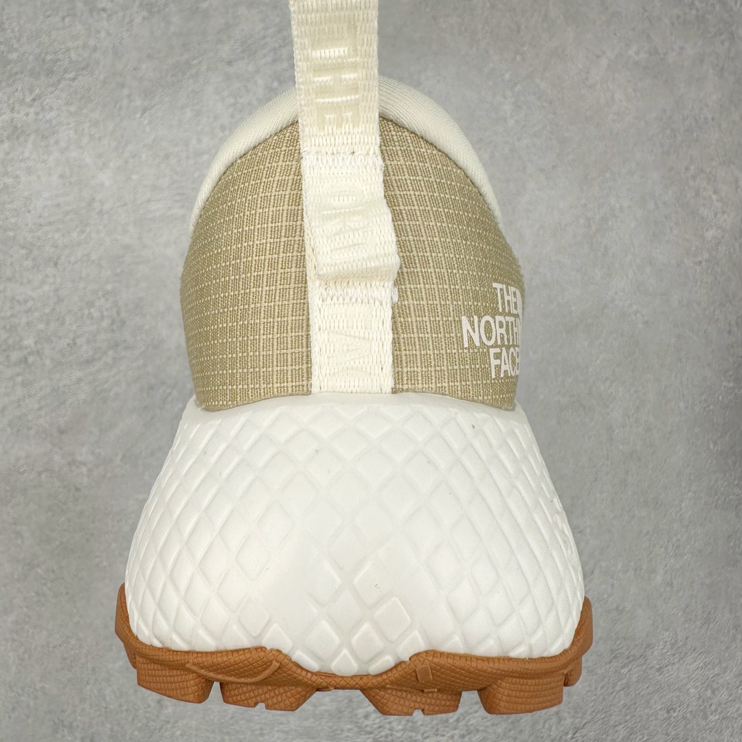 图片[8]-THE NORTH FACE 北面防滑耐磨防水低帮户外功能鞋 有许多相当专业的户外爱好者 非常关心像是越野跑、专业登山鞋等一系列的户外鞋款开箱 本次介绍比较不一样的休闲机能鞋 带来登山朋友爱用的户外品牌北面The North Face的休闲系列徒步鞋款介绍，希望能提供大家于生活与轻旅行的不同选择。不少户外运动爱好者喜欢的专业登山品牌（北面）The North Face自1966年创立，由两位热爱登山徒步的年轻登山者于美西旧金山开创，不断透过研发与创新，并且将最先进的技术结合在服装与鞋款设计，生产多种外型帅气且专业能力非常强的户外服饰，备受欢迎。户外版有许多相当专业的户外爱好者，非常关心像是越野跑、专业登山鞋等一系列的户外鞋款开箱，本次介绍比较不一样的休闲机能鞋，带来登山朋友爱用的户外品牌北面The North Face的休闲系列徒步鞋款介绍，希望能提供大家于生活与轻旅行的不同选择。此鞋并非归类在专业登山鞋家族中，而是以高性价比、适合日常训练作为主推卖点，对登山初学的朋友来说，这双鞋耐磨与耐穿程度更是入手的绝佳理由，但是对进阶登山者而言，此鞋可能无法战胜难度更高的徒步登山路线。脚感与登山靴的稳健非常不一样，也不是越野跑鞋的野性、更非慢跑鞋的敏捷，个人觉得此鞋足感非常独特，XtraFoam中底的泡沫材质非常柔软，即使没有鞋带系统辅助，但是EXTS外底抓地系统底纹够深，每一步都十分平稳。尺码：39 40 40.5 41 42 42.5 43 44 44.5 45-选品中心