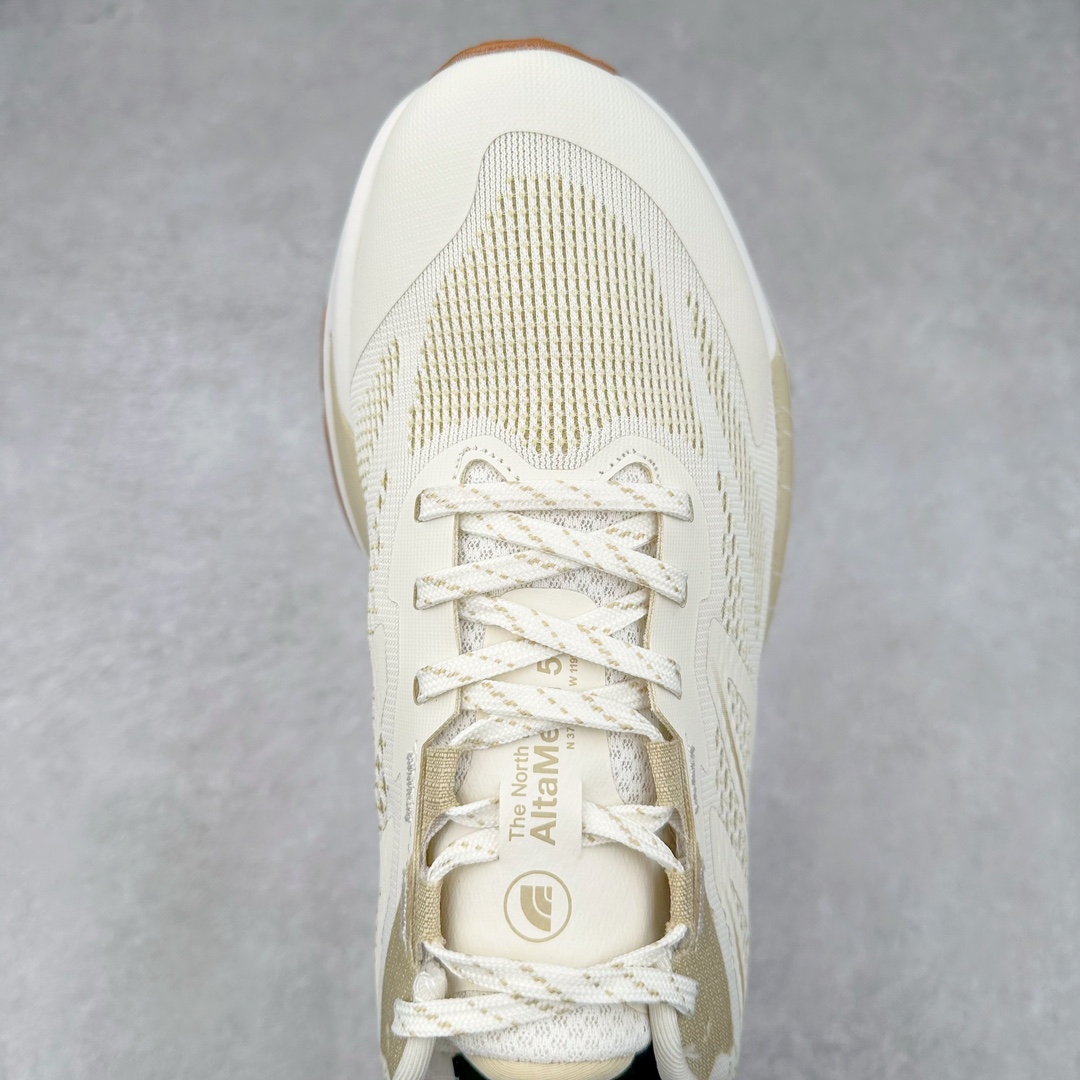 图片[4]-THE NORTH FACE 北面防滑耐磨防水低帮户外功能鞋 有许多相当专业的户外爱好者 非常关心像是越野跑、专业登山鞋等一系列的户外鞋款开箱 本次介绍比较不一样的休闲机能鞋 带来登山朋友爱用的户外品牌北面The North Face的休闲系列徒步鞋款介绍，希望能提供大家于生活与轻旅行的不同选择。不少户外运动爱好者喜欢的专业登山品牌（北面）The North Face自1966年创立，由两位热爱登山徒步的年轻登山者于美西旧金山开创，不断透过研发与创新，并且将最先进的技术结合在服装与鞋款设计，生产多种外型帅气且专业能力非常强的户外服饰，备受欢迎。户外版有许多相当专业的户外爱好者，非常关心像是越野跑、专业登山鞋等一系列的户外鞋款开箱，本次介绍比较不一样的休闲机能鞋，带来登山朋友爱用的户外品牌北面The North Face的休闲系列徒步鞋款介绍，希望能提供大家于生活与轻旅行的不同选择。此鞋并非归类在专业登山鞋家族中，而是以高性价比、适合日常训练作为主推卖点，对登山初学的朋友来说，这双鞋耐磨与耐穿程度更是入手的绝佳理由，但是对进阶登山者而言，此鞋可能无法战胜难度更高的徒步登山路线。脚感与登山靴的稳健非常不一样，也不是越野跑鞋的野性、更非慢跑鞋的敏捷，个人觉得此鞋足感非常独特，XtraFoam中底的泡沫材质非常柔软，即使没有鞋带系统辅助，但是EXTS外底抓地系统底纹够深，每一步都十分平稳。尺码：39 40 40.5 41 42 42.5 43 44 44.5 45-选品中心