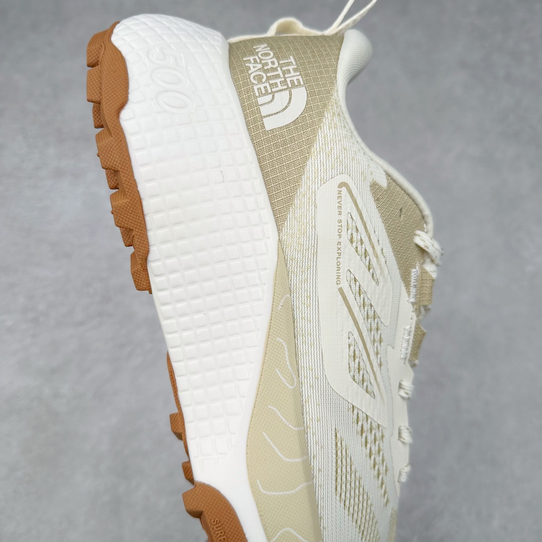 图片[6]-THE NORTH FACE 北面防滑耐磨防水低帮户外功能鞋 有许多相当专业的户外爱好者 非常关心像是越野跑、专业登山鞋等一系列的户外鞋款开箱 本次介绍比较不一样的休闲机能鞋 带来登山朋友爱用的户外品牌北面The North Face的休闲系列徒步鞋款介绍，希望能提供大家于生活与轻旅行的不同选择。不少户外运动爱好者喜欢的专业登山品牌（北面）The North Face自1966年创立，由两位热爱登山徒步的年轻登山者于美西旧金山开创，不断透过研发与创新，并且将最先进的技术结合在服装与鞋款设计，生产多种外型帅气且专业能力非常强的户外服饰，备受欢迎。户外版有许多相当专业的户外爱好者，非常关心像是越野跑、专业登山鞋等一系列的户外鞋款开箱，本次介绍比较不一样的休闲机能鞋，带来登山朋友爱用的户外品牌北面The North Face的休闲系列徒步鞋款介绍，希望能提供大家于生活与轻旅行的不同选择。此鞋并非归类在专业登山鞋家族中，而是以高性价比、适合日常训练作为主推卖点，对登山初学的朋友来说，这双鞋耐磨与耐穿程度更是入手的绝佳理由，但是对进阶登山者而言，此鞋可能无法战胜难度更高的徒步登山路线。脚感与登山靴的稳健非常不一样，也不是越野跑鞋的野性、更非慢跑鞋的敏捷，个人觉得此鞋足感非常独特，XtraFoam中底的泡沫材质非常柔软，即使没有鞋带系统辅助，但是EXTS外底抓地系统底纹够深，每一步都十分平稳。尺码：39 40 40.5 41 42 42.5 43 44 44.5 45-选品中心