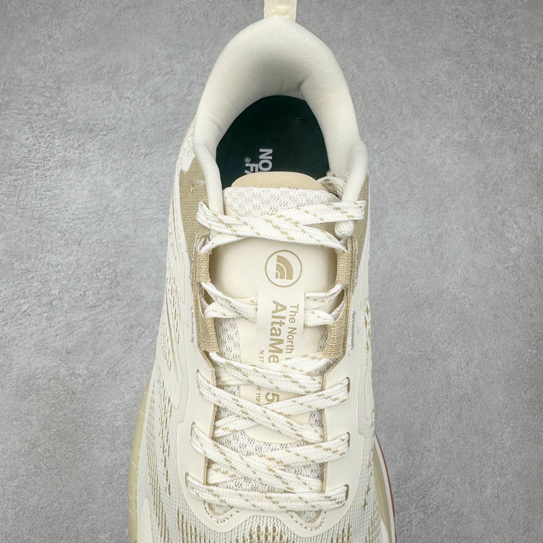 图片[5]-THE NORTH FACE 北面防滑耐磨防水低帮户外功能鞋 有许多相当专业的户外爱好者 非常关心像是越野跑、专业登山鞋等一系列的户外鞋款开箱 本次介绍比较不一样的休闲机能鞋 带来登山朋友爱用的户外品牌北面The North Face的休闲系列徒步鞋款介绍，希望能提供大家于生活与轻旅行的不同选择。不少户外运动爱好者喜欢的专业登山品牌（北面）The North Face自1966年创立，由两位热爱登山徒步的年轻登山者于美西旧金山开创，不断透过研发与创新，并且将最先进的技术结合在服装与鞋款设计，生产多种外型帅气且专业能力非常强的户外服饰，备受欢迎。户外版有许多相当专业的户外爱好者，非常关心像是越野跑、专业登山鞋等一系列的户外鞋款开箱，本次介绍比较不一样的休闲机能鞋，带来登山朋友爱用的户外品牌北面The North Face的休闲系列徒步鞋款介绍，希望能提供大家于生活与轻旅行的不同选择。此鞋并非归类在专业登山鞋家族中，而是以高性价比、适合日常训练作为主推卖点，对登山初学的朋友来说，这双鞋耐磨与耐穿程度更是入手的绝佳理由，但是对进阶登山者而言，此鞋可能无法战胜难度更高的徒步登山路线。脚感与登山靴的稳健非常不一样，也不是越野跑鞋的野性、更非慢跑鞋的敏捷，个人觉得此鞋足感非常独特，XtraFoam中底的泡沫材质非常柔软，即使没有鞋带系统辅助，但是EXTS外底抓地系统底纹够深，每一步都十分平稳。尺码：39 40 40.5 41 42 42.5 43 44 44.5 45-选品中心