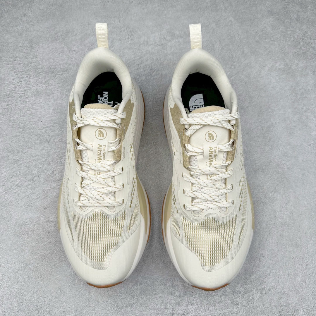 图片[2]-THE NORTH FACE 北面防滑耐磨防水低帮户外功能鞋 有许多相当专业的户外爱好者 非常关心像是越野跑、专业登山鞋等一系列的户外鞋款开箱 本次介绍比较不一样的休闲机能鞋 带来登山朋友爱用的户外品牌北面The North Face的休闲系列徒步鞋款介绍，希望能提供大家于生活与轻旅行的不同选择。不少户外运动爱好者喜欢的专业登山品牌（北面）The North Face自1966年创立，由两位热爱登山徒步的年轻登山者于美西旧金山开创，不断透过研发与创新，并且将最先进的技术结合在服装与鞋款设计，生产多种外型帅气且专业能力非常强的户外服饰，备受欢迎。户外版有许多相当专业的户外爱好者，非常关心像是越野跑、专业登山鞋等一系列的户外鞋款开箱，本次介绍比较不一样的休闲机能鞋，带来登山朋友爱用的户外品牌北面The North Face的休闲系列徒步鞋款介绍，希望能提供大家于生活与轻旅行的不同选择。此鞋并非归类在专业登山鞋家族中，而是以高性价比、适合日常训练作为主推卖点，对登山初学的朋友来说，这双鞋耐磨与耐穿程度更是入手的绝佳理由，但是对进阶登山者而言，此鞋可能无法战胜难度更高的徒步登山路线。脚感与登山靴的稳健非常不一样，也不是越野跑鞋的野性、更非慢跑鞋的敏捷，个人觉得此鞋足感非常独特，XtraFoam中底的泡沫材质非常柔软，即使没有鞋带系统辅助，但是EXTS外底抓地系统底纹够深，每一步都十分平稳。尺码：39 40 40.5 41 42 42.5 43 44 44.5 45-选品中心