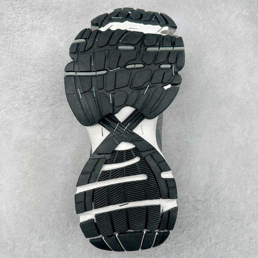 图片[9]-BALENCIAGA Stapler Sneakers 巴黎世家订书机鞋网布系带低帮走秀复古老爹鞋 展现品牌对于新潮事物的热情 这款鞋子拥有巨大尺寸和醒目设计 符合当下”老爹鞋”的趋势 鞋子采用银灰配色 营造出低调而不失华丽的效果 10XL的尺码使它成为市场中最显眼的存在 适合追求个性化的人群 Balenciaga始终站在时尚前沿 此次发布的产品再次体现了他们的创新能力 偏大一码 尺码：35 36 37 38 39 40 41 42 43 44 45 46-选品中心