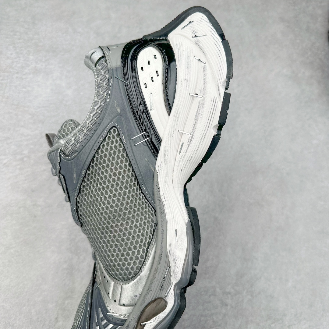 图片[7]-BALENCIAGA Stapler Sneakers 巴黎世家订书机鞋网布系带低帮走秀复古老爹鞋 展现品牌对于新潮事物的热情 这款鞋子拥有巨大尺寸和醒目设计 符合当下”老爹鞋”的趋势 鞋子采用银灰配色 营造出低调而不失华丽的效果 10XL的尺码使它成为市场中最显眼的存在 适合追求个性化的人群 Balenciaga始终站在时尚前沿 此次发布的产品再次体现了他们的创新能力 偏大一码 尺码：35 36 37 38 39 40 41 42 43 44 45 46-选品中心