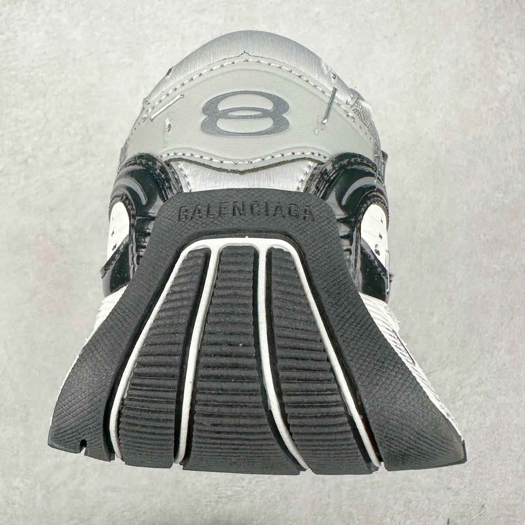 图片[8]-BALENCIAGA Stapler Sneakers 巴黎世家订书机鞋网布系带低帮走秀复古老爹鞋 展现品牌对于新潮事物的热情 这款鞋子拥有巨大尺寸和醒目设计 符合当下”老爹鞋”的趋势 鞋子采用银灰配色 营造出低调而不失华丽的效果 10XL的尺码使它成为市场中最显眼的存在 适合追求个性化的人群 Balenciaga始终站在时尚前沿 此次发布的产品再次体现了他们的创新能力 偏大一码 尺码：35 36 37 38 39 40 41 42 43 44 45 46-选品中心