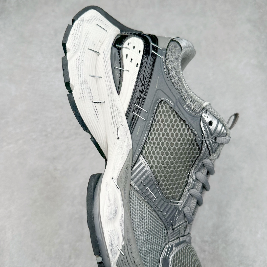 图片[6]-BALENCIAGA Stapler Sneakers 巴黎世家订书机鞋网布系带低帮走秀复古老爹鞋 展现品牌对于新潮事物的热情 这款鞋子拥有巨大尺寸和醒目设计 符合当下”老爹鞋”的趋势 鞋子采用银灰配色 营造出低调而不失华丽的效果 10XL的尺码使它成为市场中最显眼的存在 适合追求个性化的人群 Balenciaga始终站在时尚前沿 此次发布的产品再次体现了他们的创新能力 偏大一码 尺码：35 36 37 38 39 40 41 42 43 44 45 46-选品中心