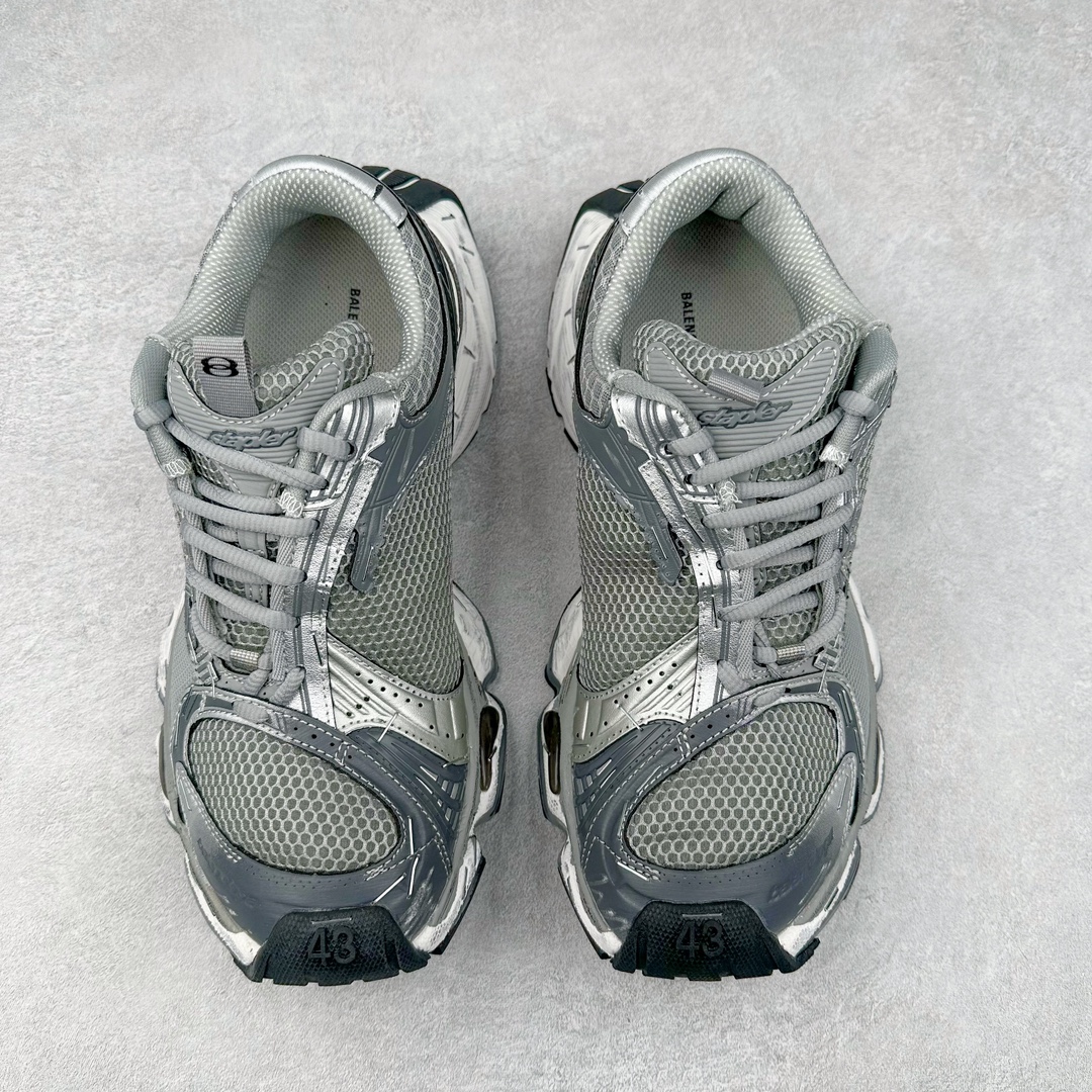 图片[2]-BALENCIAGA Stapler Sneakers 巴黎世家订书机鞋网布系带低帮走秀复古老爹鞋 展现品牌对于新潮事物的热情 这款鞋子拥有巨大尺寸和醒目设计 符合当下”老爹鞋”的趋势 鞋子采用银灰配色 营造出低调而不失华丽的效果 10XL的尺码使它成为市场中最显眼的存在 适合追求个性化的人群 Balenciaga始终站在时尚前沿 此次发布的产品再次体现了他们的创新能力 偏大一码 尺码：35 36 37 38 39 40 41 42 43 44 45 46-选品中心