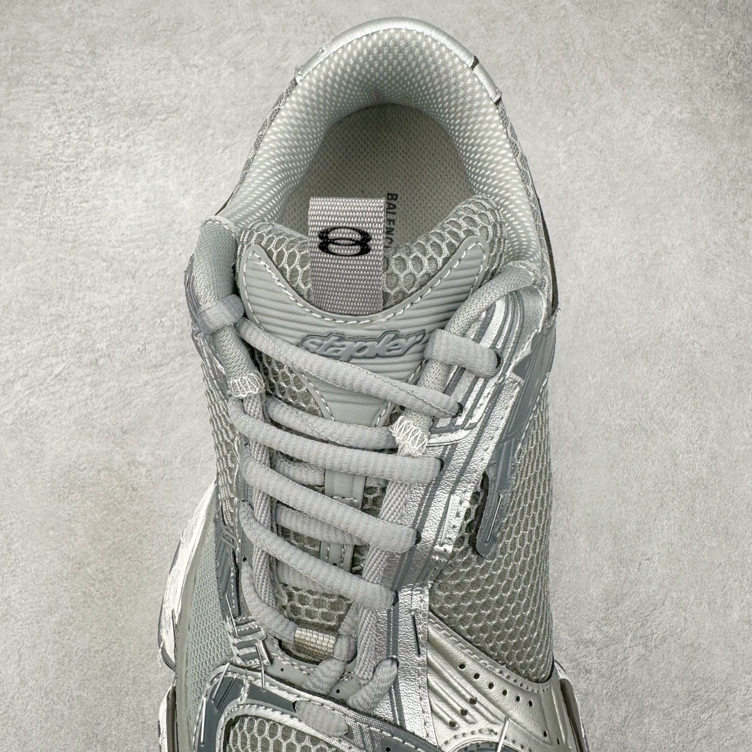 图片[5]-BALENCIAGA Stapler Sneakers 巴黎世家订书机鞋网布系带低帮走秀复古老爹鞋 展现品牌对于新潮事物的热情 这款鞋子拥有巨大尺寸和醒目设计 符合当下”老爹鞋”的趋势 鞋子采用银灰配色 营造出低调而不失华丽的效果 10XL的尺码使它成为市场中最显眼的存在 适合追求个性化的人群 Balenciaga始终站在时尚前沿 此次发布的产品再次体现了他们的创新能力 偏大一码 尺码：35 36 37 38 39 40 41 42 43 44 45 46-选品中心