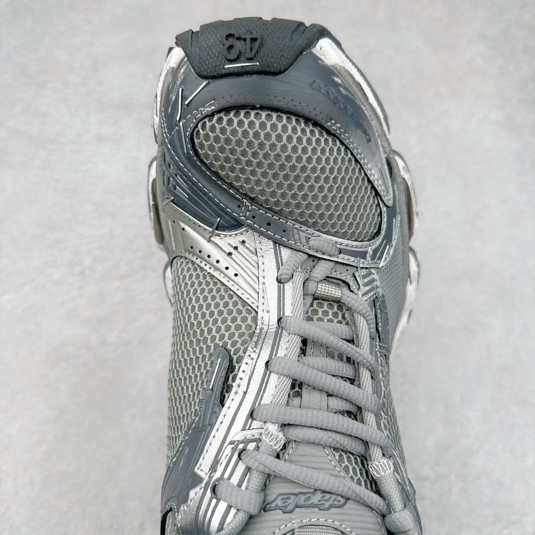 图片[4]-BALENCIAGA Stapler Sneakers 巴黎世家订书机鞋网布系带低帮走秀复古老爹鞋 展现品牌对于新潮事物的热情 这款鞋子拥有巨大尺寸和醒目设计 符合当下”老爹鞋”的趋势 鞋子采用银灰配色 营造出低调而不失华丽的效果 10XL的尺码使它成为市场中最显眼的存在 适合追求个性化的人群 Balenciaga始终站在时尚前沿 此次发布的产品再次体现了他们的创新能力 偏大一码 尺码：35 36 37 38 39 40 41 42 43 44 45 46-选品中心