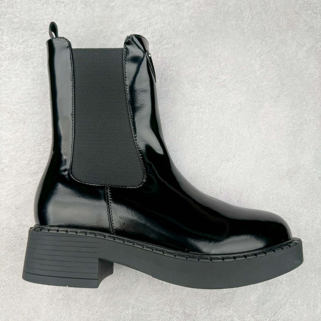 ＃GD广顶 PRADA 普拉达秋冬时尚潮流松糕底厚底骑士靴短靴 鞋型秀气大方 三角标加持 高级感拉满 无论日常通勤还是小场合都能穿出气场意大利著名的奢侈品品牌 普拉达这款牛皮面演绎prada式的黑暗优雅风情 鞋头很是秀气 鞋楦的复古与时尚平衡的非常好 没有平时别的款式的呆板整体是休闲时尚风 风格简约大方 舒适轻便 小牛皮鞋面超级软触感亲肤而光滑 很显质感也很好打理 设计摆脱路人感 打破沉闷单调 真的超级清秀百搭 而且这款增高效果一绝 特别有英伦风但又不是太过于复古的也很符合都市年轻人的审美 尺码：35 36 37 38 39 40 41-选品中心