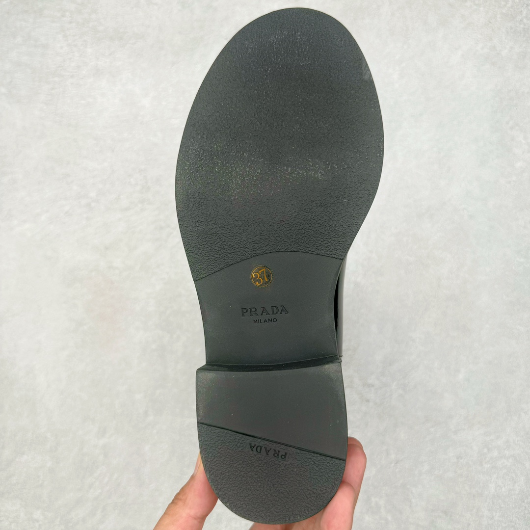 图片[9]-＃GD广顶 PRADA 普拉达秋冬时尚潮流松糕底厚底骑士靴短靴 鞋型秀气大方 三角标加持 高级感拉满 无论日常通勤还是小场合都能穿出气场意大利著名的奢侈品品牌 普拉达这款牛皮面演绎prada式的黑暗优雅风情 鞋头很是秀气 鞋楦的复古与时尚平衡的非常好 没有平时别的款式的呆板整体是休闲时尚风 风格简约大方 舒适轻便 小牛皮鞋面超级软触感亲肤而光滑 很显质感也很好打理 设计摆脱路人感 打破沉闷单调 真的超级清秀百搭 而且这款增高效果一绝 特别有英伦风但又不是太过于复古的也很符合都市年轻人的审美 尺码：35 36 37 38 39 40 41-选品中心