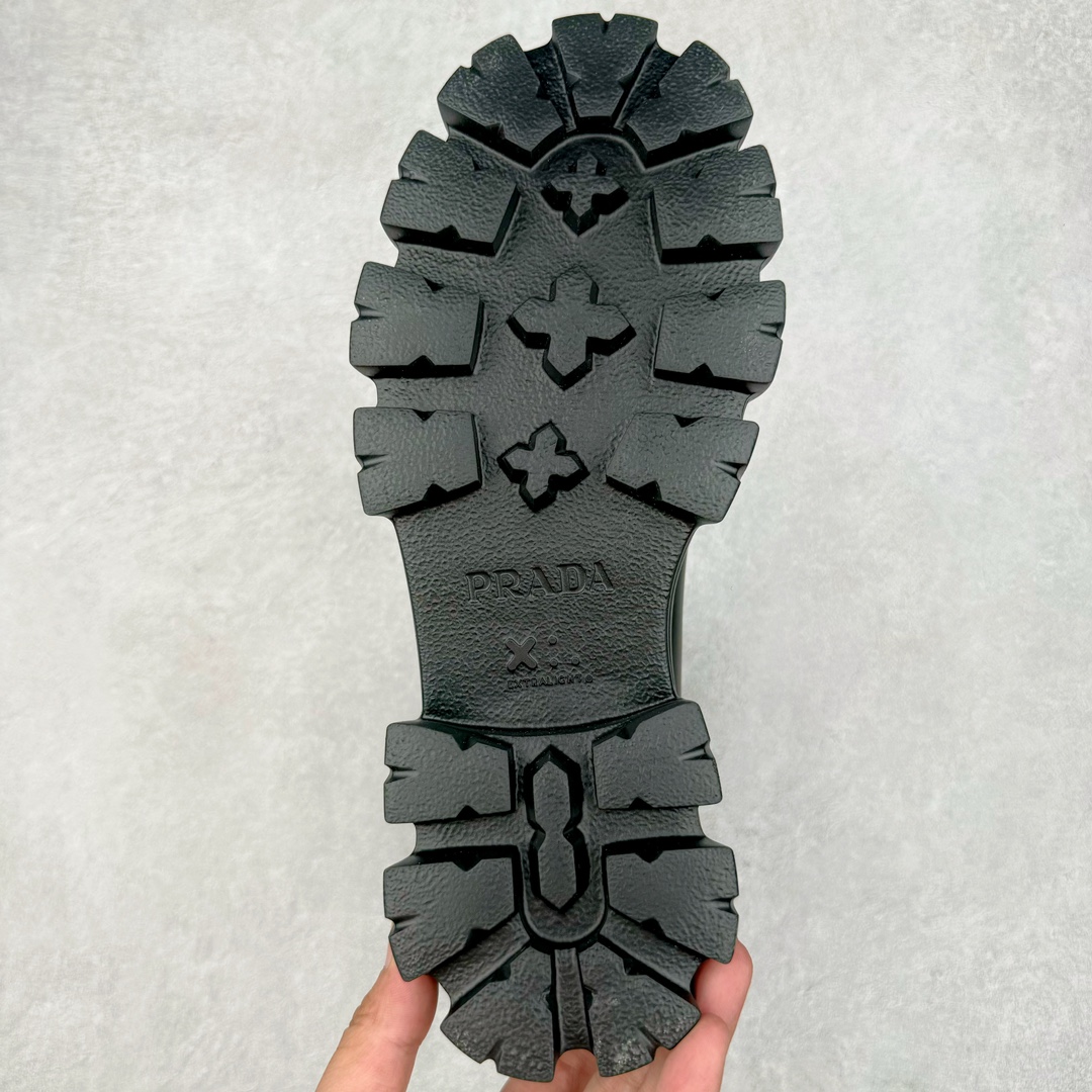 图片[9]-＃GD广顶 PRADA 普拉达秋冬时尚潮流松糕底厚底骑士靴短靴 鞋型秀气大方 三角标加持 高级感拉满 无论日常通勤还是小场合都能穿出气场意大利著名的奢侈品品牌 普拉达这款牛皮面演绎prada式的黑暗优雅风情 鞋头很是秀气 鞋楦的复古与时尚平衡的非常好 没有平时别的款式的呆板整体是休闲时尚风 风格简约大方 舒适轻便 小牛皮鞋面超级软触感亲肤而光滑 很显质感也很好打理 设计摆脱路人感 打破沉闷单调 真的超级清秀百搭 而且这款增高效果一绝 特别有英伦风但又不是太过于复古的也很符合都市年轻人的审美 尺码：35 36 37 38 39 40 41-选品中心