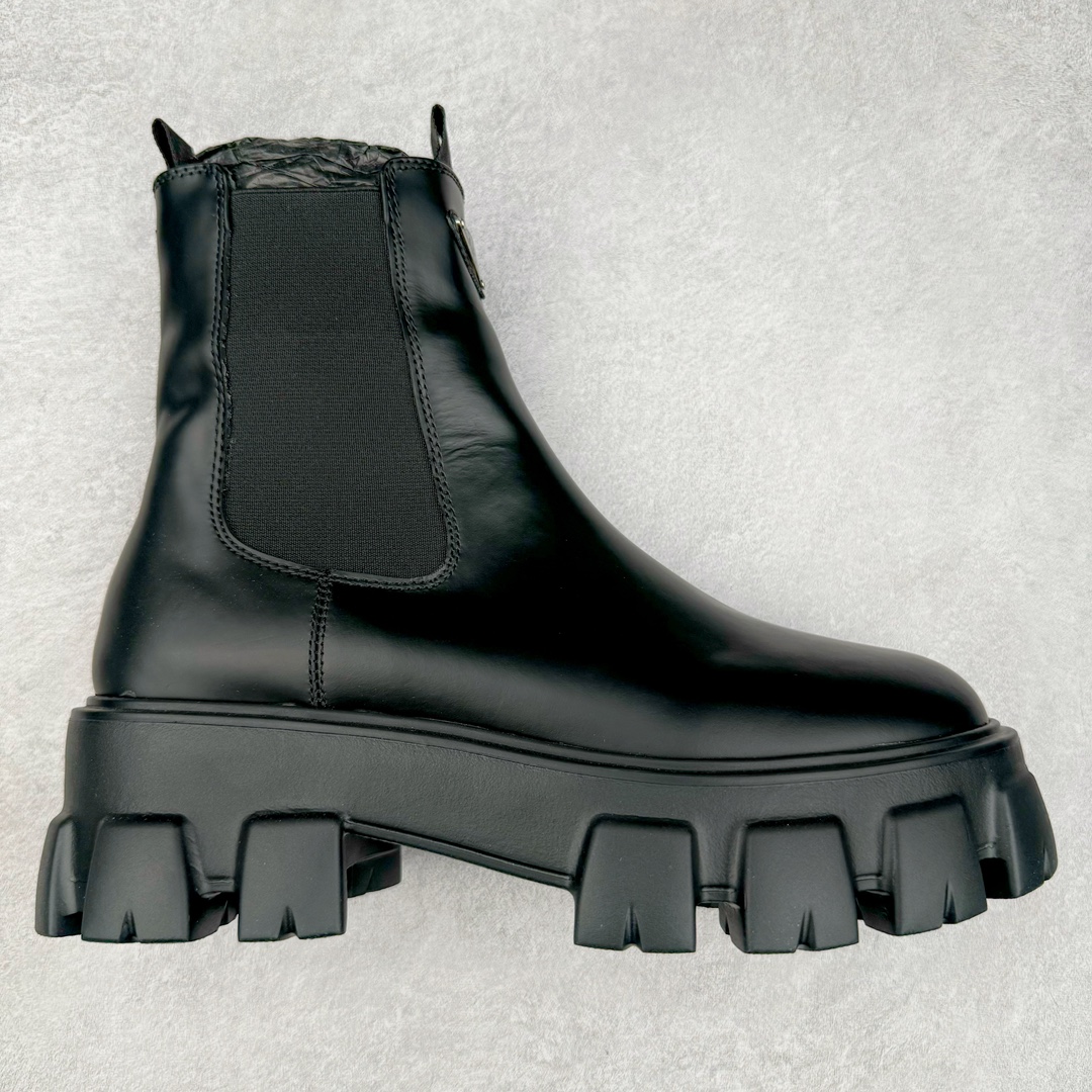 ＃GD广顶 PRADA 普拉达秋冬时尚潮流松糕底厚底骑士靴短靴 鞋型秀气大方 三角标加持 高级感拉满 无论日常通勤还是小场合都能穿出气场意大利著名的奢侈品品牌 普拉达这款牛皮面演绎prada式的黑暗优雅风情 鞋头很是秀气 鞋楦的复古与时尚平衡的非常好 没有平时别的款式的呆板整体是休闲时尚风 风格简约大方 舒适轻便 小牛皮鞋面超级软触感亲肤而光滑 很显质感也很好打理 设计摆脱路人感 打破沉闷单调 真的超级清秀百搭 而且这款增高效果一绝 特别有英伦风但又不是太过于复古的也很符合都市年轻人的审美 尺码：35 36 37 38 39 40 41-选品中心