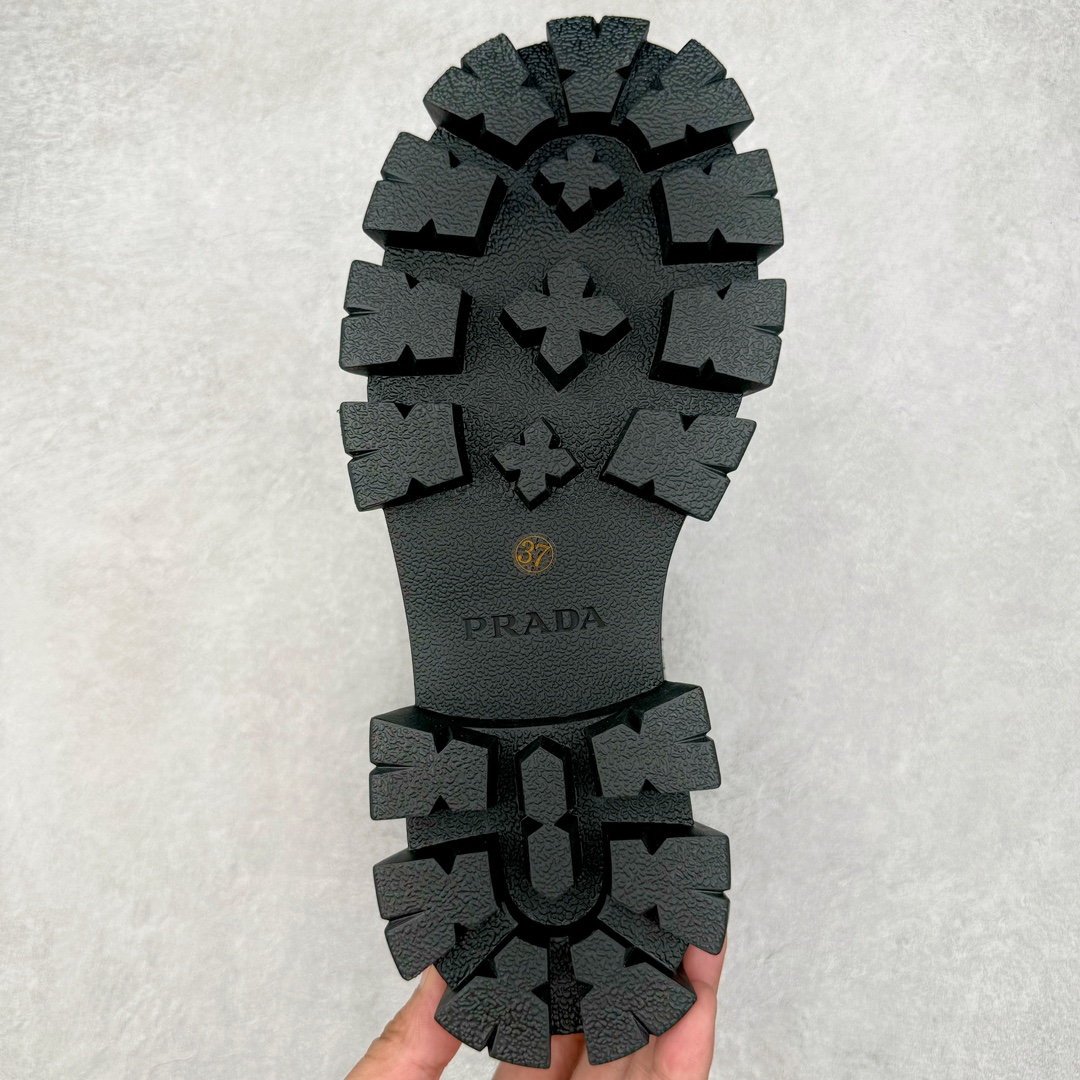 图片[9]-＃GD广顶 PRADA 普拉达秋冬时尚潮流松糕底厚底骑士靴短靴 鞋型秀气大方 三角标加持 高级感拉满 无论日常通勤还是小场合都能穿出气场意大利著名的奢侈品品牌 普拉达这款牛皮面演绎prada式的黑暗优雅风情 鞋头很是秀气 鞋楦的复古与时尚平衡的非常好 没有平时别的款式的呆板整体是休闲时尚风 风格简约大方 舒适轻便 小牛皮鞋面超级软触感亲肤而光滑 很显质感也很好打理 设计摆脱路人感 打破沉闷单调 真的超级清秀百搭 而且这款增高效果一绝 特别有英伦风但又不是太过于复古的也很符合都市年轻人的审美 尺码：35 36 37 38 39 40 41-选品中心