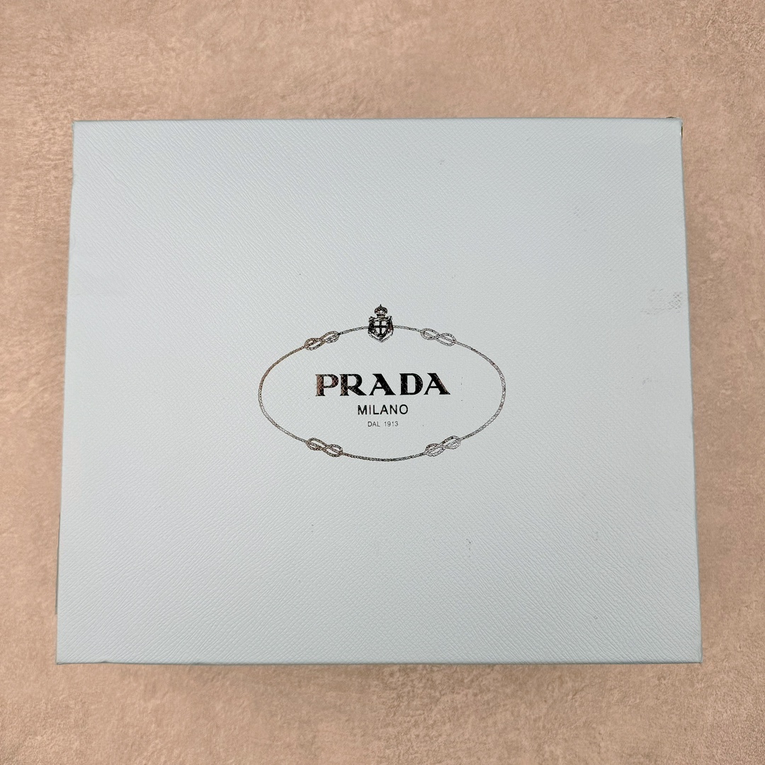 图片[10]-＃GD广顶 PRADA 普拉达秋冬时尚潮流松糕底厚底骑士靴短靴 鞋型秀气大方 三角标加持 高级感拉满 无论日常通勤还是小场合都能穿出气场意大利著名的奢侈品品牌 普拉达这款牛皮面演绎prada式的黑暗优雅风情 鞋头很是秀气 鞋楦的复古与时尚平衡的非常好 没有平时别的款式的呆板整体是休闲时尚风 风格简约大方 舒适轻便 小牛皮鞋面超级软触感亲肤而光滑 很显质感也很好打理 设计摆脱路人感 打破沉闷单调 真的超级清秀百搭 而且这款增高效果一绝 特别有英伦风但又不是太过于复古的也很符合都市年轻人的审美 尺码：35 36 37 38 39 40 41-选品中心