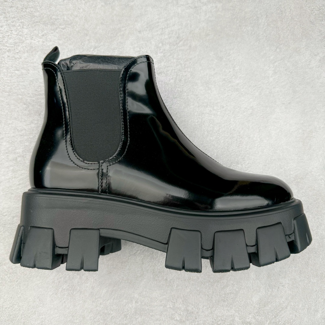 ＃GD广顶 PRADA 普拉达秋冬时尚潮流松糕底厚底骑士靴短靴 鞋型秀气大方 三角标加持 高级感拉满 无论日常通勤还是小场合都能穿出气场意大利著名的奢侈品品牌 普拉达这款牛皮面演绎prada式的黑暗优雅风情 鞋头很是秀气 鞋楦的复古与时尚平衡的非常好 没有平时别的款式的呆板整体是休闲时尚风 风格简约大方 舒适轻便 小牛皮鞋面超级软触感亲肤而光滑 很显质感也很好打理 设计摆脱路人感 打破沉闷单调 真的超级清秀百搭 而且这款增高效果一绝 特别有英伦风但又不是太过于复古的也很符合都市年轻人的审美 尺码：35 36 37 38 39 40 41-选品中心