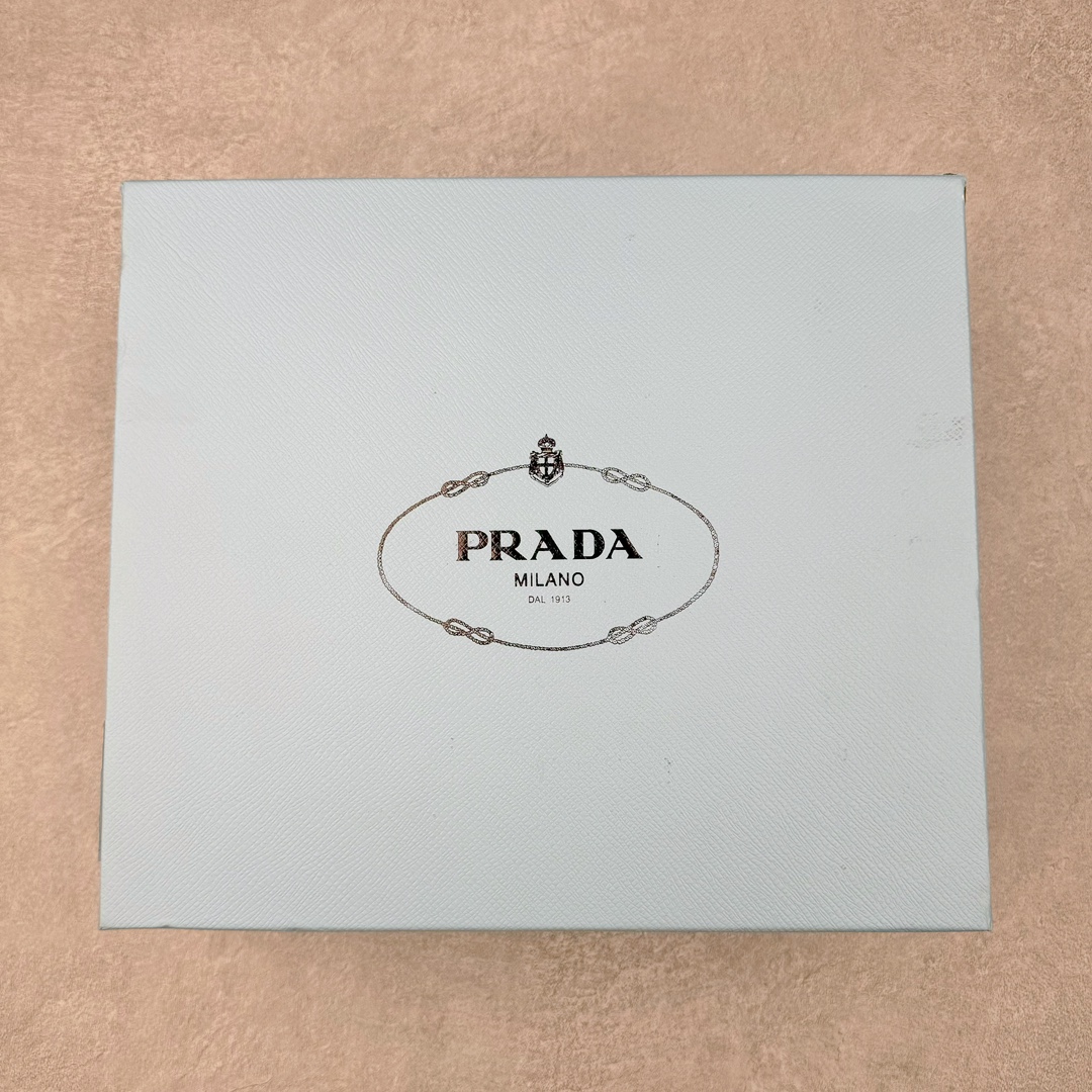 图片[10]-＃GD广顶 PRADA Monolith 普拉达皮革休闲平底乐福鞋 春夏最好的穿的乐福鞋 没有之一鞋型秀气大方 三角标加持 高级感拉满 无论日常通勤还是小场合都能穿出气场意大利著名的奢侈品品牌 普拉达这款牛皮面演绎prada式的黑暗优雅风情 鞋头很是秀气 鞋楦的复古与时尚平衡的非常好 没有平时别的款式的呆板整体是休闲时尚风 风格简约大方 舒适轻便 小牛皮鞋面超级软触感亲肤而光滑 很显质感也很好打理 设计摆脱路人感 打破沉闷单调 真的超级清秀百搭 而且这款增高效果一绝 特别有英伦风但又不是太过于复古的也很符合都市年轻人的审美 尺码：35 36 37 38 39 40 41-选品中心