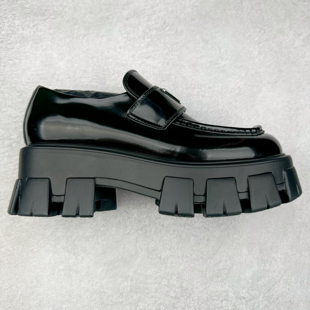 ＃GD广顶 PRADA Monolith 普拉达皮革休闲平底乐福鞋 春夏最好的穿的乐福鞋 没有之一鞋型秀气大方 三角标加持 高级感拉满 无论日常通勤还是小场合都能穿出气场意大利著名的奢侈品品牌 普拉达这款牛皮面演绎prada式的黑暗优雅风情 鞋头很是秀气 鞋楦的复古与时尚平衡的非常好 没有平时别的款式的呆板整体是休闲时尚风 风格简约大方 舒适轻便 小牛皮鞋面超级软触感亲肤而光滑 很显质感也很好打理 设计摆脱路人感 打破沉闷单调 真的超级清秀百搭 而且这款增高效果一绝 特别有英伦风但又不是太过于复古的也很符合都市年轻人的审美 尺码：35 36 37 38 39 40 41-选品中心