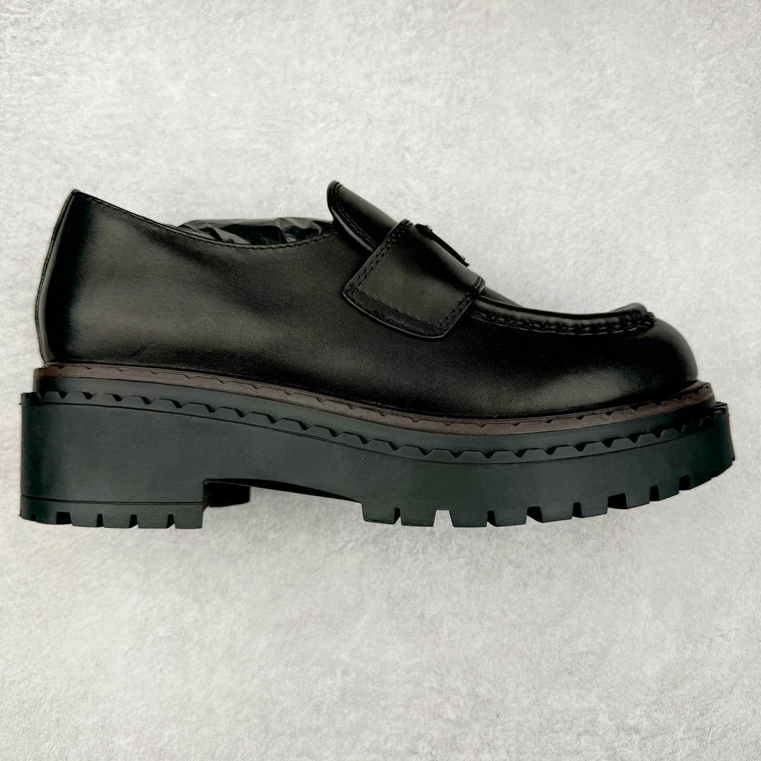 ＃GD广顶 PRADA Monolith 普拉达皮革休闲平底乐福鞋 春夏最好的穿的乐福鞋 没有之一鞋型秀气大方 三角标加持 高级感拉满 无论日常通勤还是小场合都能穿出气场意大利著名的奢侈品品牌 普拉达这款牛皮面演绎prada式的黑暗优雅风情 鞋头很是秀气 鞋楦的复古与时尚平衡的非常好 没有平时别的款式的呆板整体是休闲时尚风 风格简约大方 舒适轻便 小牛皮鞋面超级软触感亲肤而光滑 很显质感也很好打理 设计摆脱路人感 打破沉闷单调 真的超级清秀百搭 而且这款增高效果一绝 特别有英伦风但又不是太过于复古的也很符合都市年轻人的审美 尺码：35 36 37 38 39 40 41-选品中心