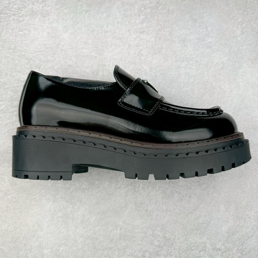 ＃GD广顶 PRADA Monolith 普拉达皮革休闲平底乐福鞋 春夏最好的穿的乐福鞋 没有之一鞋型秀气大方 三角标加持 高级感拉满 无论日常通勤还是小场合都能穿出气场意大利著名的奢侈品品牌 普拉达这款牛皮面演绎prada式的黑暗优雅风情 鞋头很是秀气 鞋楦的复古与时尚平衡的非常好 没有平时别的款式的呆板整体是休闲时尚风 风格简约大方 舒适轻便 小牛皮鞋面超级软触感亲肤而光滑 很显质感也很好打理 设计摆脱路人感 打破沉闷单调 真的超级清秀百搭 而且这款增高效果一绝 特别有英伦风但又不是太过于复古的也很符合都市年轻人的审美 尺码：35 36 37 38 39 40 41-选品中心