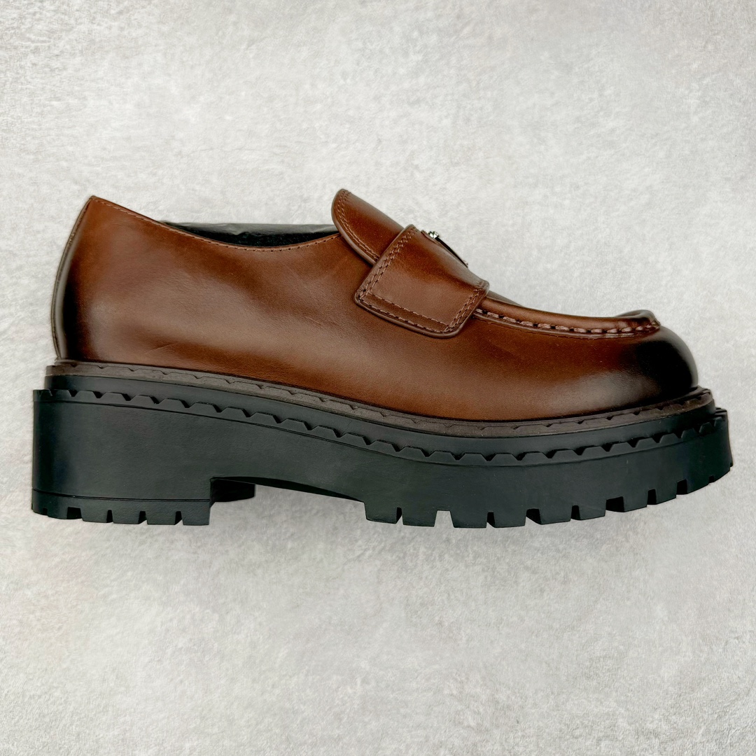 ＃GD广顶 PRADA Monolith 普拉达皮革休闲平底乐福鞋 春夏最好的穿的乐福鞋 没有之一鞋型秀气大方 三角标加持 高级感拉满 无论日常通勤还是小场合都能穿出气场意大利著名的奢侈品品牌 普拉达这款牛皮面演绎prada式的黑暗优雅风情 鞋头很是秀气 鞋楦的复古与时尚平衡的非常好 没有平时别的款式的呆板整体是休闲时尚风 风格简约大方 舒适轻便 小牛皮鞋面超级软触感亲肤而光滑 很显质感也很好打理 设计摆脱路人感 打破沉闷单调 真的超级清秀百搭 而且这款增高效果一绝 特别有英伦风但又不是太过于复古的也很符合都市年轻人的审美 尺码：35 36 37 38 39 40 41-选品中心