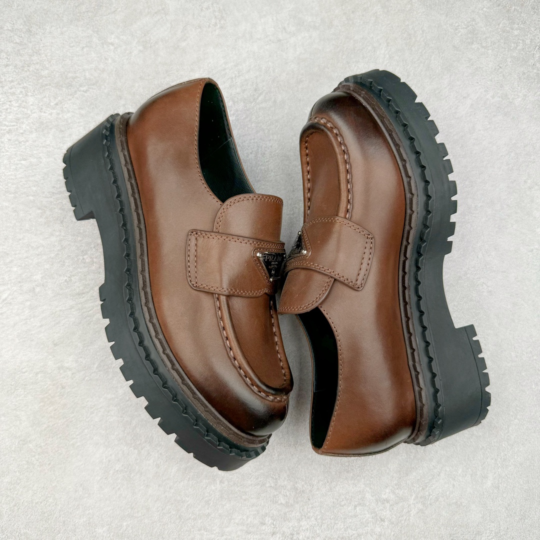 图片[3]-＃GD广顶 PRADA Monolith 普拉达皮革休闲平底乐福鞋 春夏最好的穿的乐福鞋 没有之一鞋型秀气大方 三角标加持 高级感拉满 无论日常通勤还是小场合都能穿出气场意大利著名的奢侈品品牌 普拉达这款牛皮面演绎prada式的黑暗优雅风情 鞋头很是秀气 鞋楦的复古与时尚平衡的非常好 没有平时别的款式的呆板整体是休闲时尚风 风格简约大方 舒适轻便 小牛皮鞋面超级软触感亲肤而光滑 很显质感也很好打理 设计摆脱路人感 打破沉闷单调 真的超级清秀百搭 而且这款增高效果一绝 特别有英伦风但又不是太过于复古的也很符合都市年轻人的审美 尺码：35 36 37 38 39 40 41-选品中心