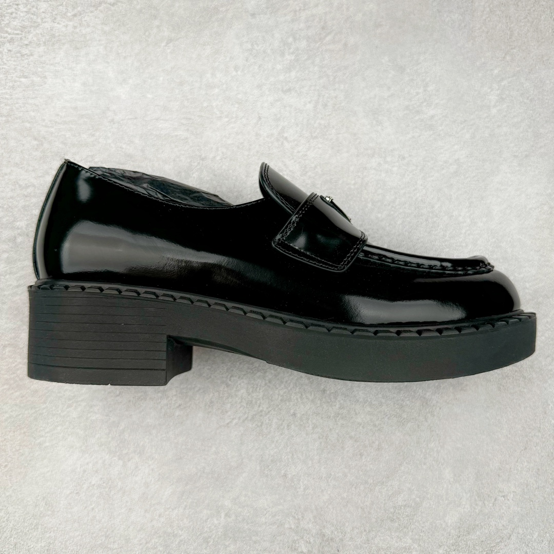 ＃GD广顶 PRADA Monolith 普拉达皮革休闲平底乐福鞋 春夏最好的穿的乐福鞋 没有之一鞋型秀气大方 三角标加持 高级感拉满 无论日常通勤还是小场合都能穿出气场意大利著名的奢侈品品牌 普拉达这款牛皮面演绎prada式的黑暗优雅风情 鞋头很是秀气 鞋楦的复古与时尚平衡的非常好 没有平时别的款式的呆板整体是休闲时尚风 风格简约大方 舒适轻便 小牛皮鞋面超级软触感亲肤而光滑 很显质感也很好打理 设计摆脱路人感 打破沉闷单调 真的超级清秀百搭 而且这款增高效果一绝 特别有英伦风但又不是太过于复古的也很符合都市年轻人的审美 尺码：35 36 37 38 39 40 41-选品中心