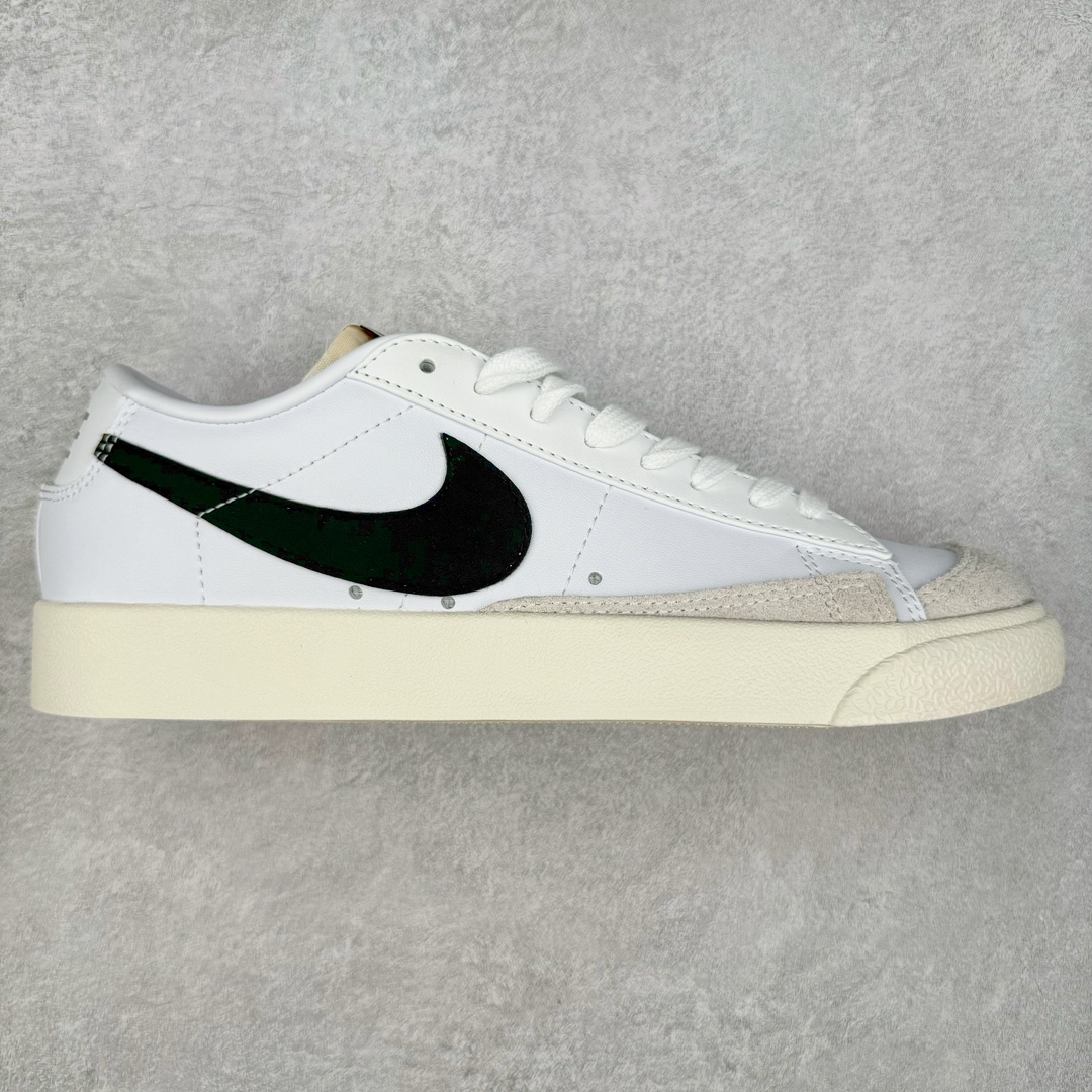 ＃特价福利 NK Blazer Low \’77 Jumbo 开拓者大钩 DQ1470 焕新升级经典 Blazer 鞋款 大号 Swoosh 突出新时代更加张扬的潮流感 对经典的又一次改良升级 大号 Swoosh 设计结合宽大鞋带 符合当下潮流意趣 橡胶外底融入凸起人字形底纹增添几分户外感觉 尺码：36 36.5 37.5 38 38.5 39 40 40.5 41 42 42.5 43 44 44.5 45-选品中心