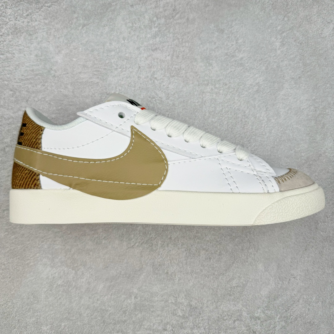 ＃特价福利 NK Blazer Low \’77 Jumbo 开拓者大钩 DQ1470 焕新升级经典 Blazer 鞋款 大号 Swoosh 突出新时代更加张扬的潮流感 对经典的又一次改良升级 大号 Swoosh 设计结合宽大鞋带 符合当下潮流意趣 橡胶外底融入凸起人字形底纹增添几分户外感觉 尺码：36 36.5 37.5 38 38.5 39 40 40.5 41 42 42.5 43 44 44.5 45-选品中心