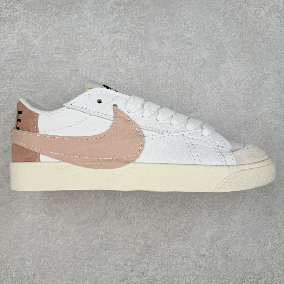 ＃特价福利 NK Blazer Low \’77 Jumbo 开拓者大钩 DQ1470 焕新升级经典 Blazer 鞋款 大号 Swoosh 突出新时代更加张扬的潮流感 对经典的又一次改良升级 大号 Swoosh 设计结合宽大鞋带 符合当下潮流意趣 橡胶外底融入凸起人字形底纹增添几分户外感觉 尺码：36 36.5 37.5 38 38.5 39 40 40.5 41 42 42.5 43 44 44.5 45-选品中心