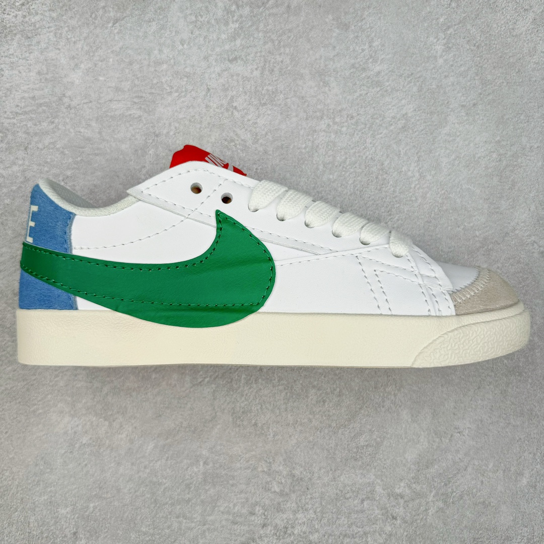 ＃特价福利 NK Blazer Low \’77 Jumbo 开拓者大钩 DQ1470 焕新升级经典 Blazer 鞋款 大号 Swoosh 突出新时代更加张扬的潮流感 对经典的又一次改良升级 大号 Swoosh 设计结合宽大鞋带 符合当下潮流意趣 橡胶外底融入凸起人字形底纹增添几分户外感觉 尺码：36 36.5 37.5 38 38.5 39 40 40.5 41 42 42.5 43 44 44.5 45-选品中心