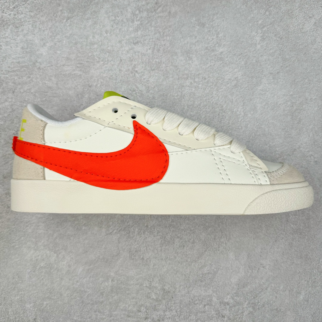 ＃特价福利 NK Blazer Low \’77 Jumbo 开拓者大钩 DQ1470 焕新升级经典 Blazer 鞋款 大号 Swoosh 突出新时代更加张扬的潮流感 对经典的又一次改良升级 大号 Swoosh 设计结合宽大鞋带 符合当下潮流意趣 橡胶外底融入凸起人字形底纹增添几分户外感觉 尺码：36 36.5 37.5 38 38.5 39 40 40.5 41 42 42.5 43 44 44.5 45-选品中心