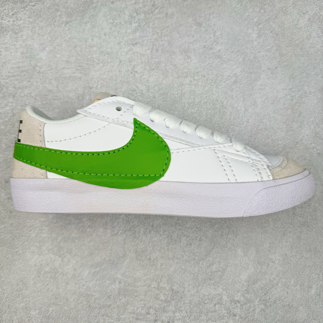 图片[2]-＃特价福利 NK Blazer Low \’77 Jumbo 开拓者大钩 DQ1470 焕新升级经典 Blazer 鞋款 大号 Swoosh 突出新时代更加张扬的潮流感 对经典的又一次改良升级 大号 Swoosh 设计结合宽大鞋带 符合当下潮流意趣 橡胶外底融入凸起人字形底纹增添几分户外感觉 尺码：36 36.5 37.5 38 38.5 39 40 40.5 41 42 42.5 43 44 44.5 45-选品中心