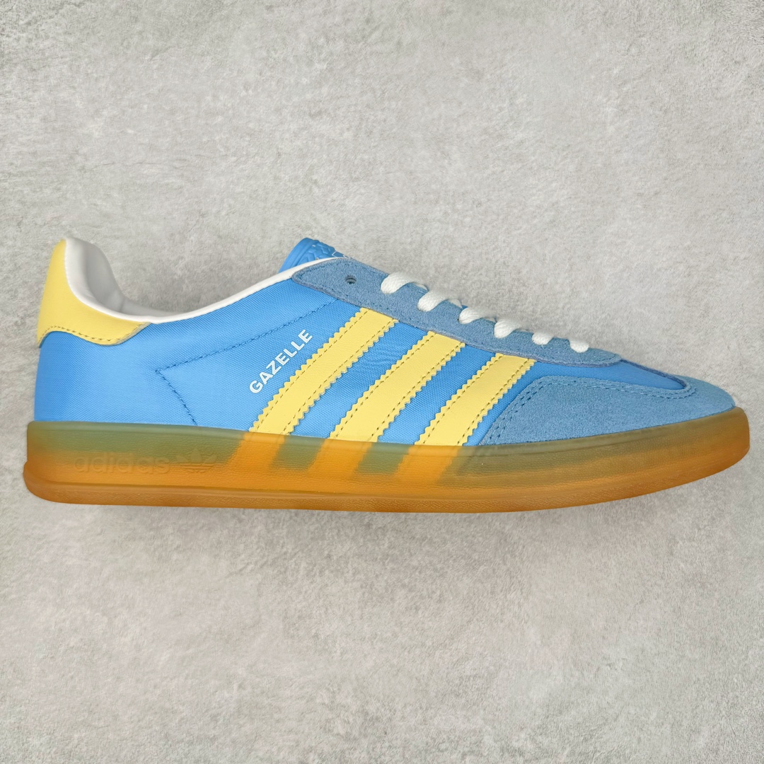 ＃特价福利 AD Original Samba OG/Gazelle Indoor Trainers 复古经典轻便板鞋 口碑大厂出品 品控大底版型不断改良更新 全套原纸板楦头开发 确保原汁原味 完美呈现桑巴版型 一比一鞋头弧度高度鞋身弧度 此版本只针对中端市场 皮料材质有所更替 其他数据细节工艺流程均保持一致 绝不口嗨 细节品控鞋型随意对比 正确烫金高频细节 原装纳米超迁皮料 独家私模橡胶大底 原盒原配 这款桑巴鞋展示了高质量的工艺 带有装饰的超锁缝制和无缝的手感 柔软、柔软的皮革造型和标志性的3条纹完成了精致的外观 正规合身鞋带 鞋面上有绒面鞋垫 橡胶鞋底 享受正畸套筒软感 自50年代首次亮相以来就一直在赢得粉丝的青睐 尺码：36 36.5 37.5 38 38.5 39 40 40.5 41 42 42.5 43 44 44.5 45-选品中心