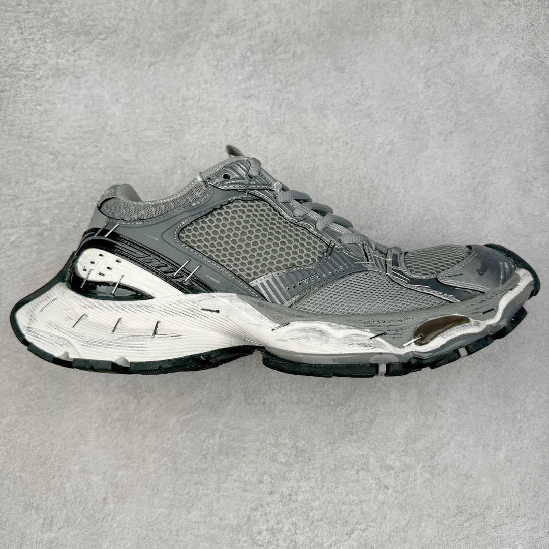 BALENCIAGA Stapler Sneakers 巴黎世家订书机鞋网布系带低帮走秀复古老爹鞋 展现品牌对于新潮事物的热情 这款鞋子拥有巨大尺寸和醒目设计 符合当下”老爹鞋”的趋势 鞋子采用银灰配色 营造出低调而不失华丽的效果 10XL的尺码使它成为市场中最显眼的存在 适合追求个性化的人群 Balenciaga始终站在时尚前沿 此次发布的产品再次体现了他们的创新能力 偏大一码 尺码：35 36 37 38 39 40 41 42 43 44 45 46-选品中心