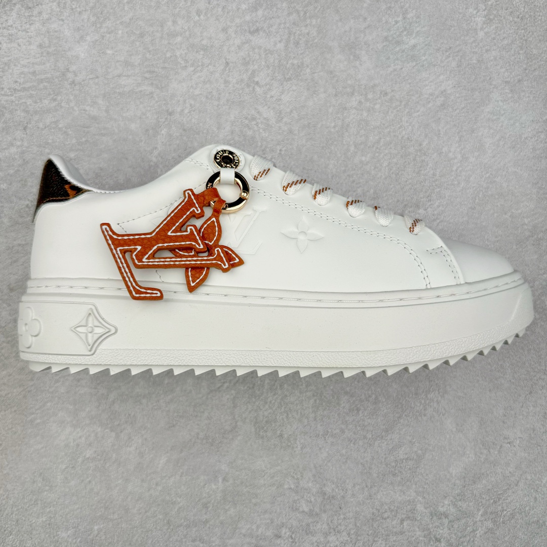 Louis Vuitton 路易威登 lv Time Out 低帮时尚运动板鞋 为舒软小牛皮革压印金属质感 Monogram 图案 再令 Louis 和vuitton 装饰点缀鞋带 与卢勒克斯金属线共同 释放莹泽光芒 搭配后部 Monogram帆布饰边和加厚胎面橡胶外底 鞋面胎牛皮和进口PVC制裁而成 高密度进口电脑车线工艺、经典LOGO跟PVC完美结合 原版大底开模 内里采用进口羊皮 超软皮内里+鞋垫 最新LV/路易威登 杨幂 关晓彤 官方等多明星网红同款 快手抖音等多平台热推 尺码：35 36 37 38 39 40 41 42 43 44-选品中心