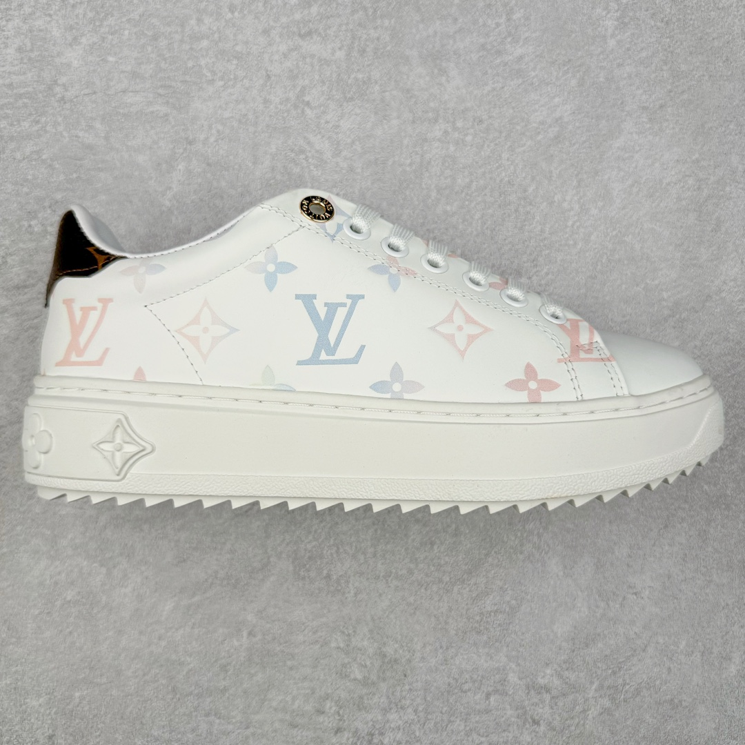 Louis Vuitton 路易威登 lv Time Out 低帮时尚运动板鞋 为舒软小牛皮革压印金属质感 Monogram 图案 再令 Louis 和vuitton 装饰点缀鞋带 与卢勒克斯金属线共同 释放莹泽光芒 搭配后部 Monogram帆布饰边和加厚胎面橡胶外底 鞋面胎牛皮和进口PVC制裁而成 高密度进口电脑车线工艺、经典LOGO跟PVC完美结合 原版大底开模 内里采用进口羊皮 超软皮内里+鞋垫 最新LV/路易威登 杨幂 关晓彤 官方等多明星网红同款 快手抖音等多平台热推 尺码：35 36 37 38 39 40 41 42 43 44-选品中心