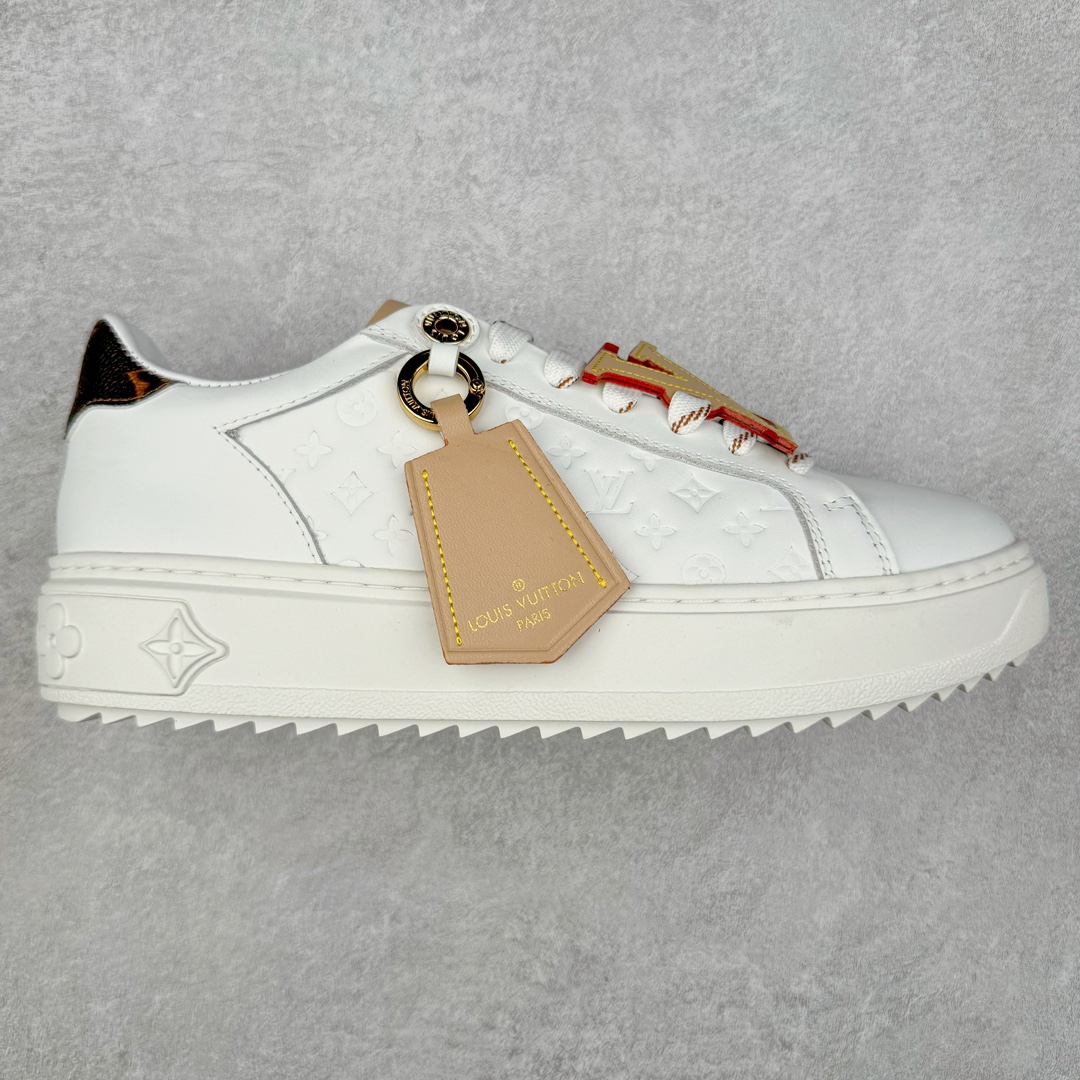 Louis Vuitton 路易威登 lv Time Out 低帮时尚运动板鞋 为舒软小牛皮革压印金属质感 Monogram 图案 再令 Louis 和vuitton 装饰点缀鞋带 与卢勒克斯金属线共同 释放莹泽光芒 搭配后部 Monogram帆布饰边和加厚胎面橡胶外底 鞋面胎牛皮和进口PVC制裁而成 高密度进口电脑车线工艺、经典LOGO跟PVC完美结合 原版大底开模 内里采用进口羊皮 超软皮内里+鞋垫 最新LV/路易威登 杨幂 关晓彤 官方等多明星网红同款 快手抖音等多平台热推 尺码：35 36 37 38 39 40 41 42 43 44-选品中心