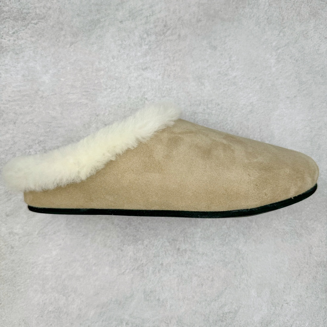 ＃DC The Row Boston VL TR软木底包头拖鞋 天鹅绒般的绒面革赋子休闲的经典外观 四季皆宜 柔软的鞋床采用额外的泡沫缓冲层 提供额外的舒适感和全天支撑 全网独家首发 源于德国的严谨工艺 牛巴戎面 中层松木 EVA 三层组合大底 优质牛皮面料五金扣 出口订单 尺码：35-45-选品中心