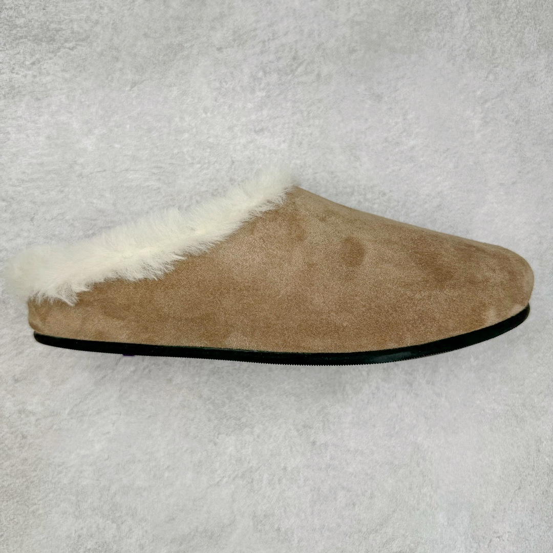 #DC The Row Boston VL TR软木底包头拖鞋 天鹅绒般的绒面革赋子休闲的经典外观 四季皆宜 柔软的鞋床采用额外的泡沫缓冲层 提供额外的舒适感和全天支撑 全网独家首发 源于德国的严谨工艺 牛巴戎面 中层松木 EVA 三层组合大底 优质牛皮面料五金扣 出口订单 尺码:35-45-选品中心