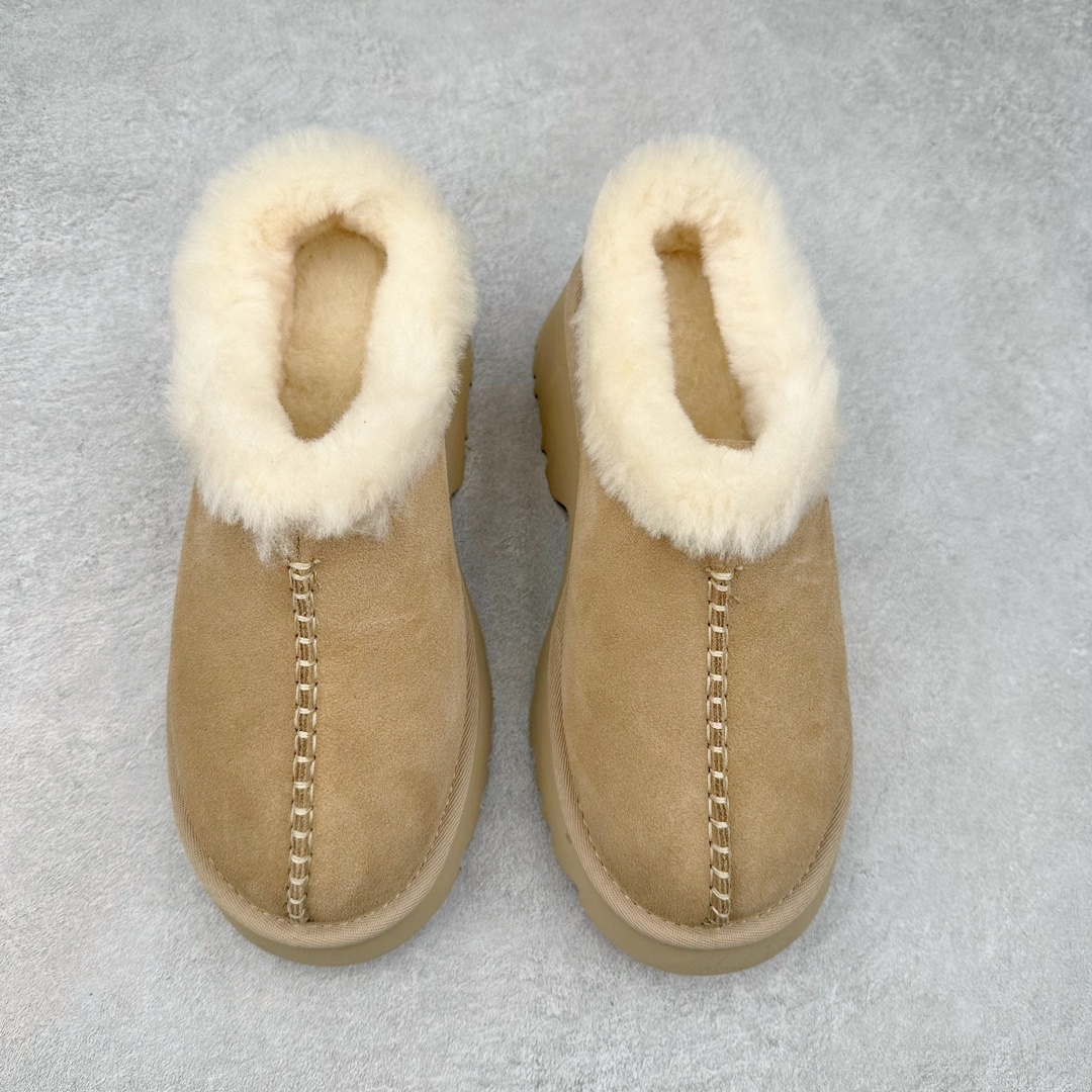 图片[2]-＃GD UGG 2510经典秋冬羊皮毛一体雪地靴 隆丰A级澳洲进口羊皮毛一体 完全遵循ZP工艺流程 代工厂原厂版师 秉承无原鞋不开发选择 注重每一处细节 市面最正版型 TREADLITE\\\”轻翼\\\”科技外底 轻便/耐用/柔韧/桩型【售后郑重承诺】一个月内若出现重大脱胶/断底等质量问题 直接为您换新 翻毛皮鞋面 细腻亲肤再生聚酯纤维滚边 舒适易打理 保暖性佳 UGG plush™ 里衬和内底 茸软亲肤 舒适暖足 经典鞋型搭配轻盈厚底 稳稳拿捏秋冬出街时髦造型 Treadlite by UGG 轻翼大底 轻盈缓震 为双足减负 舒适轻便 助你轻松畅玩整天 尺码：35 36 37 38 39 40-选品中心