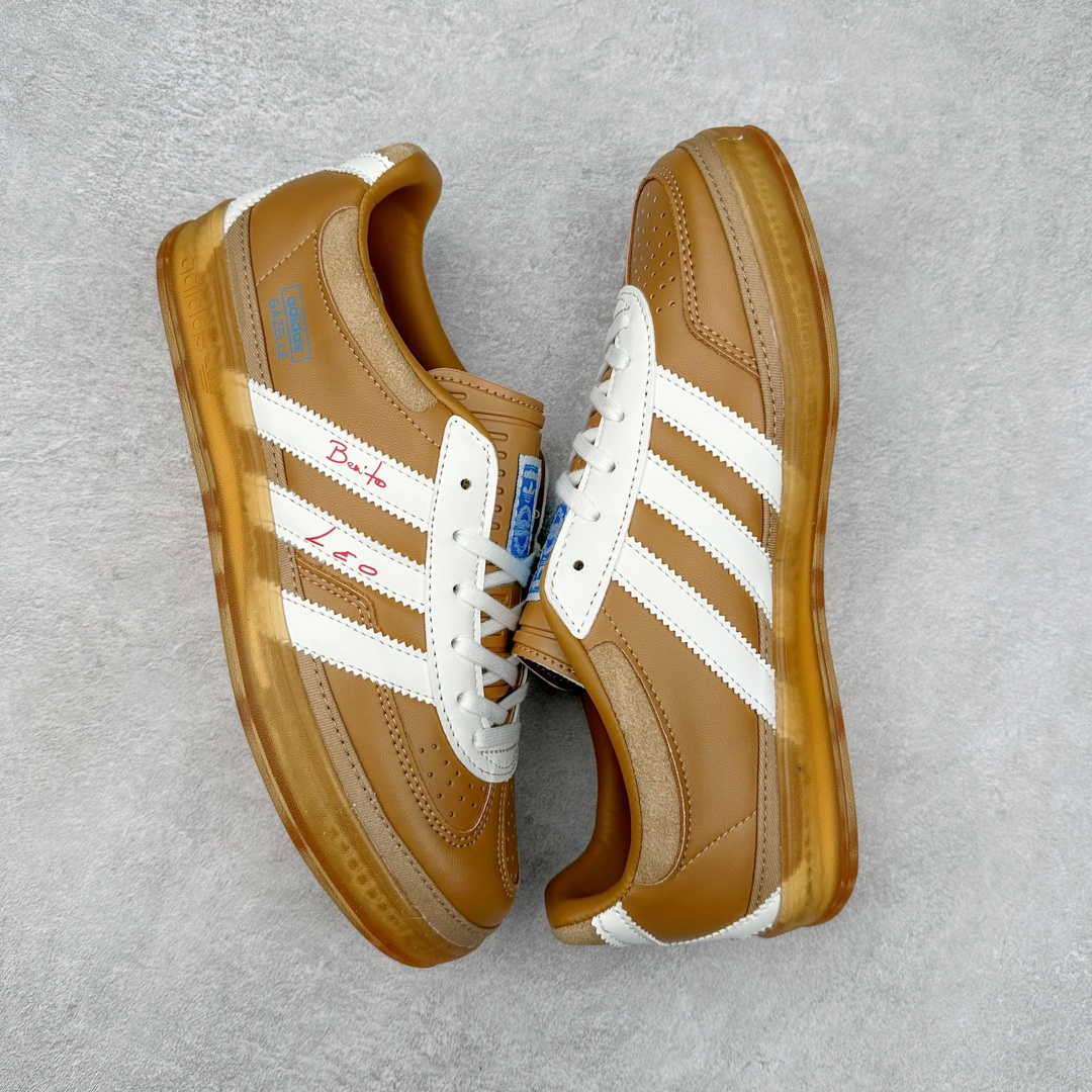 图片[3]-坏痞兔Bad Bunny x AD Gazelle Indoor Trainers 羚羊内训系列低帮复古百搭休闲运动德训风板鞋“联名变形鞋头”JR0182 Bad Bunny本人在杂志拍摄时率先上脚带一波节奏，emm，手上拿的杂志封面还是Kylie，看来前女友和布克重新约会，这位哥也还是没放下啊…回到鞋款本身，整体选择了简约的黑白皮革搭配浅灰色长绒麂皮材质，最后以半透明生胶大底收尾，质感在线。不同于以往联名的调色盘操作，Bad Bunny对Gazelle indoor进行了加宽加厚处理，以及鞋头变形的设计，带来全新的歪头面包鞋型Gazelle。此外，鞋款标签直接呈现在后跟处，鞋侧adidas标识下方还加入了\\\”benito\\\”字样，辨识度拉满。尺码：35 36 36⅔ 37⅓ 38 38⅔ 39⅓ 40 40⅔ 41⅓ 42 42⅔ 43⅓ 44 44⅔ 45-选品中心