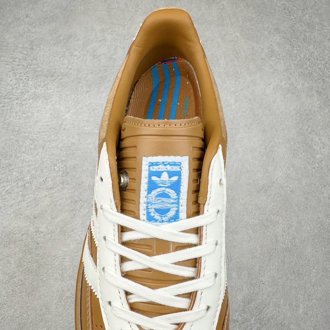 图片[5]-坏痞兔Bad Bunny x AD Gazelle Indoor Trainers 羚羊内训系列低帮复古百搭休闲运动德训风板鞋“联名变形鞋头”JR0182 Bad Bunny本人在杂志拍摄时率先上脚带一波节奏，emm，手上拿的杂志封面还是Kylie，看来前女友和布克重新约会，这位哥也还是没放下啊…回到鞋款本身，整体选择了简约的黑白皮革搭配浅灰色长绒麂皮材质，最后以半透明生胶大底收尾，质感在线。不同于以往联名的调色盘操作，Bad Bunny对Gazelle indoor进行了加宽加厚处理，以及鞋头变形的设计，带来全新的歪头面包鞋型Gazelle。此外，鞋款标签直接呈现在后跟处，鞋侧adidas标识下方还加入了\\\”benito\\\”字样，辨识度拉满。尺码：35 36 36⅔ 37⅓ 38 38⅔ 39⅓ 40 40⅔ 41⅓ 42 42⅔ 43⅓ 44 44⅔ 45-选品中心